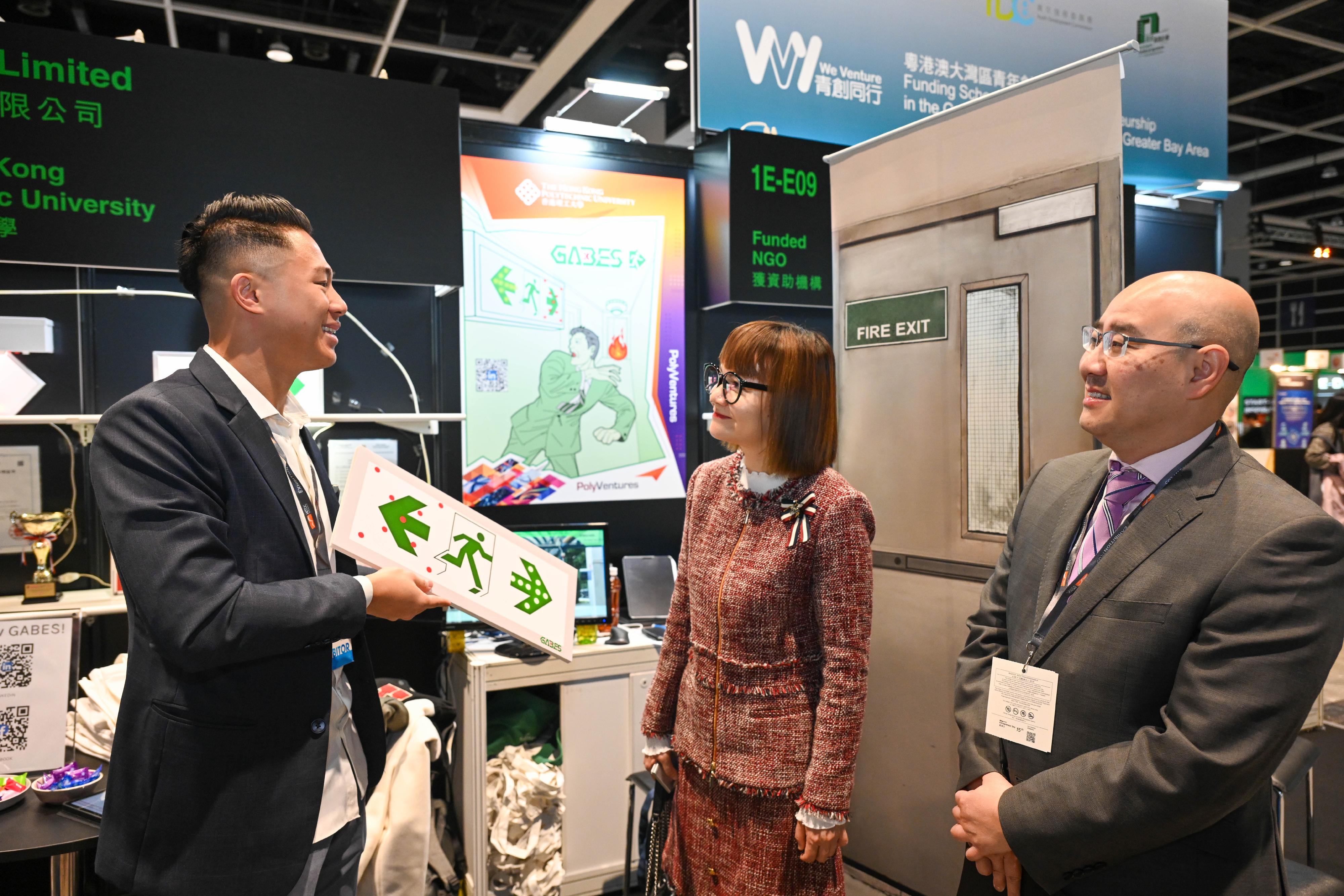 The Commissioner for the Development of the Guangdong-Hong Kong-Macao Greater Bay Area, Ms Maisie Chan (centre), visits the Entrepreneur Day exhibition today (December 7) and has candid exchanges with young entrepreneurs to learn more about their start-up stories and business operations.