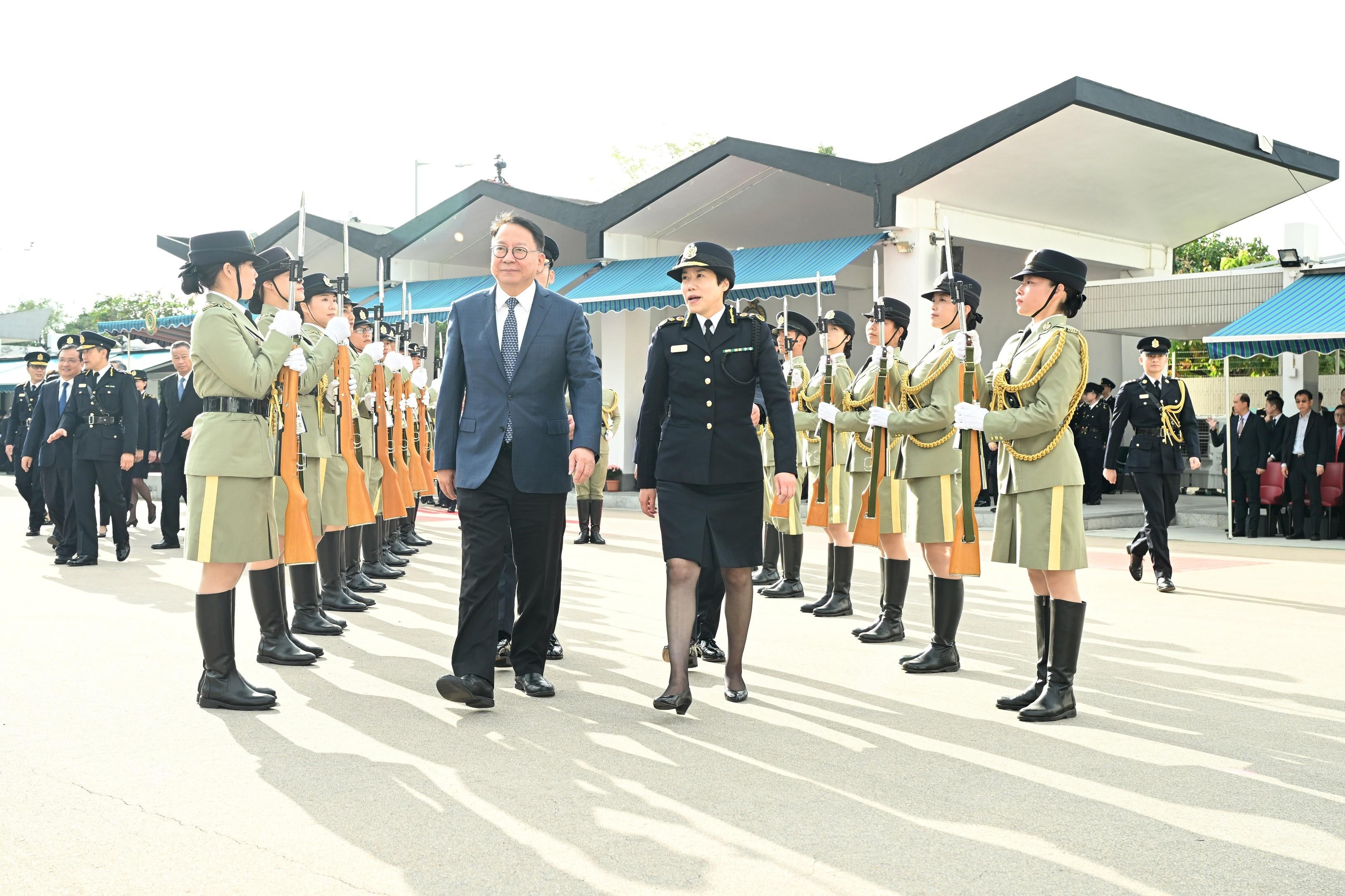 香港海关学员结业会操今日（十二月八日）举行。图示政务司司长陈国基（前排左）和海关关长何佩珊（前排右）检阅海关仪仗队。
