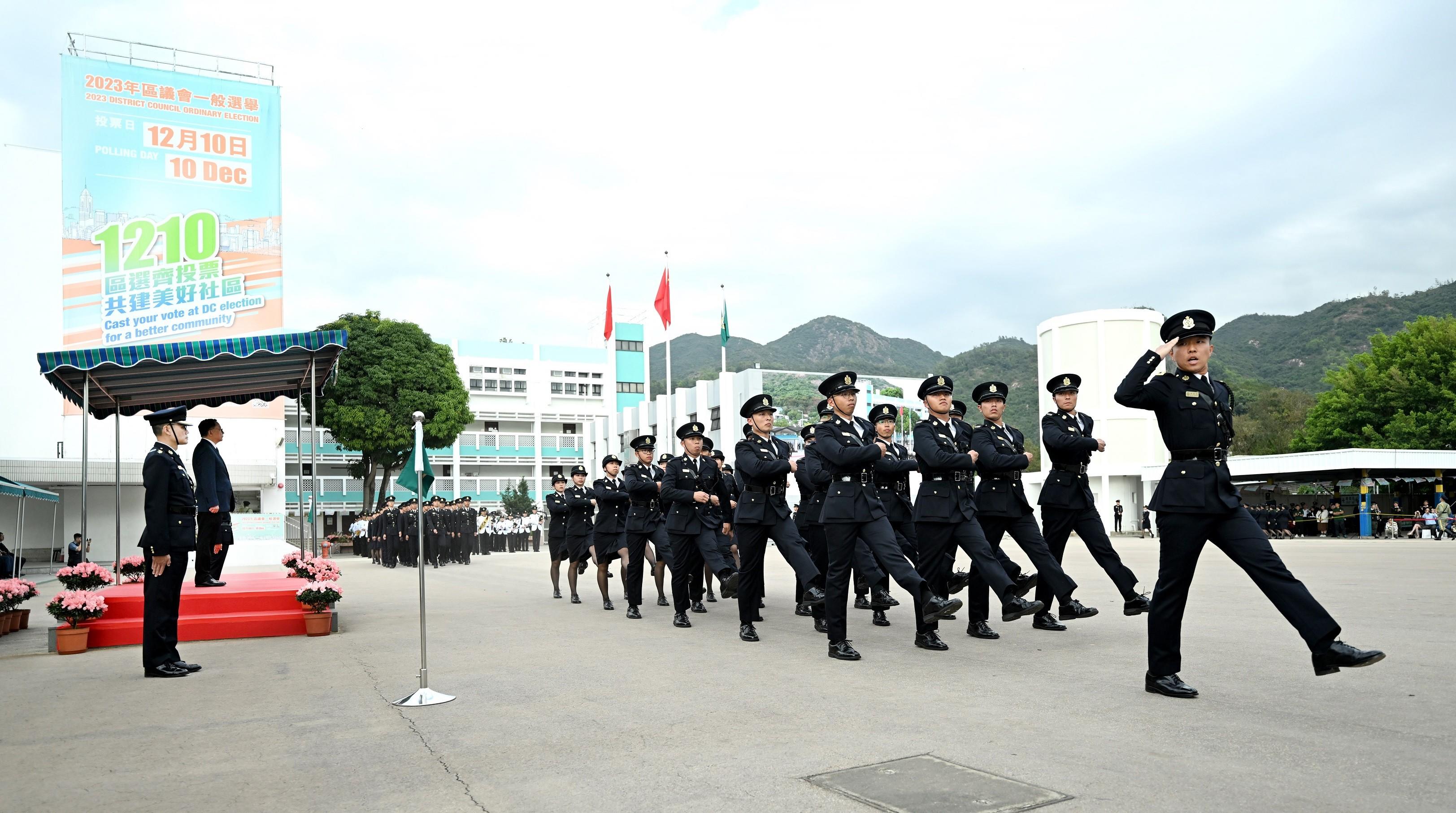 香港海关学员结业会操今日（十二月八日）举行。图示结业学员以中式步操进行结业会操。
