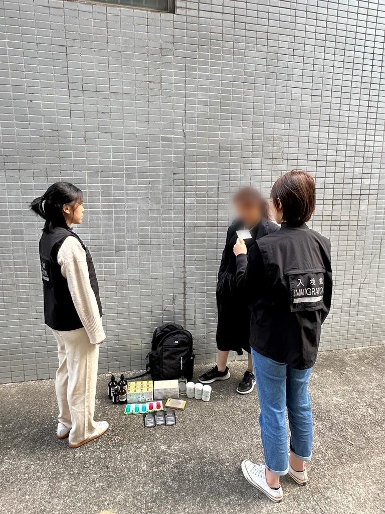 The Immigration Department mounted a series of territory-wide anti-illegal worker operations codenamed "Fastrack", "Lightshadow" and "Twilight", and joint operations with the Hong Kong Police Force codenamed "Windsand" for four consecutive days from December 4 to yesterday (December 7). Photo shows a Mainland visitor involved in suspected parallel trading activities and her goods.