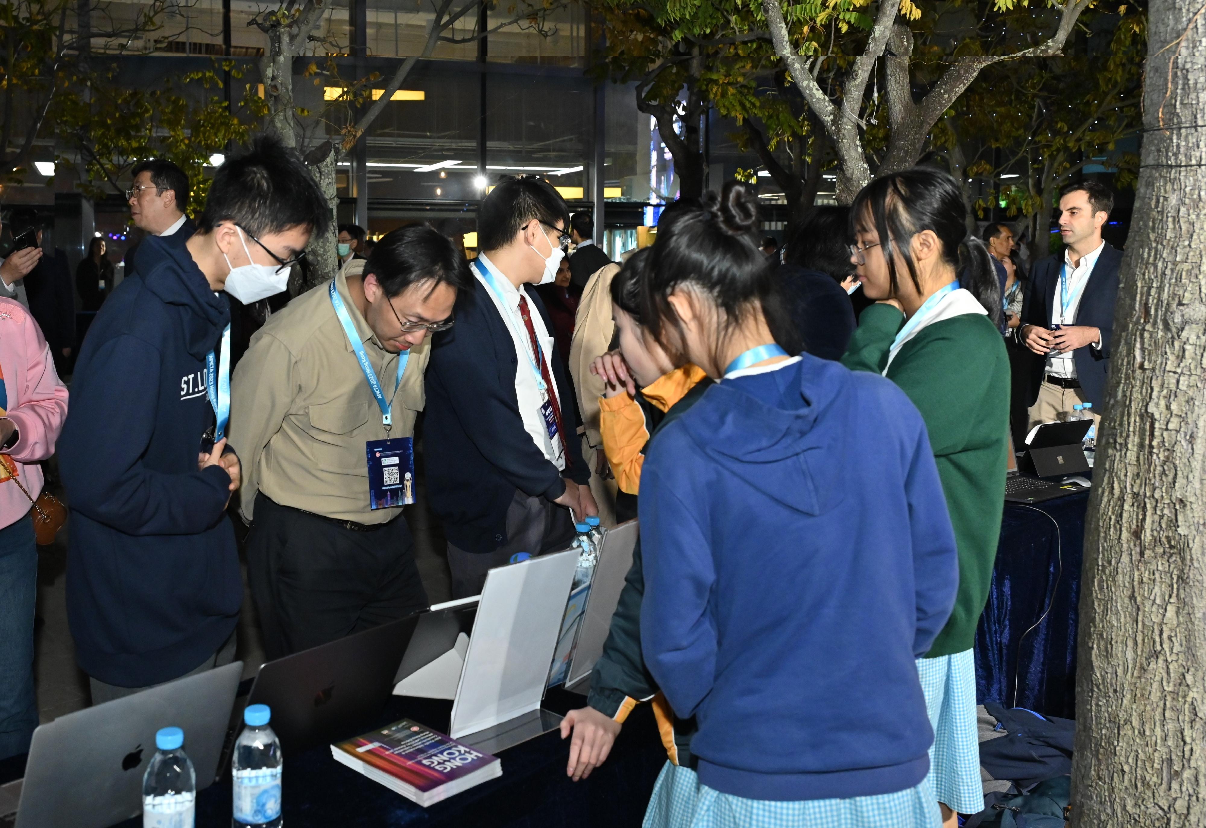 政府資訊科技總監辦公室與香港電腦學會在香港貿易發展局共同贊助下昨晚（十二月七日）於數碼港舉辦「香港之夜」，讓香港代表向其他成員經濟體的代表分享他們的理念、創新構思以及科技方案。