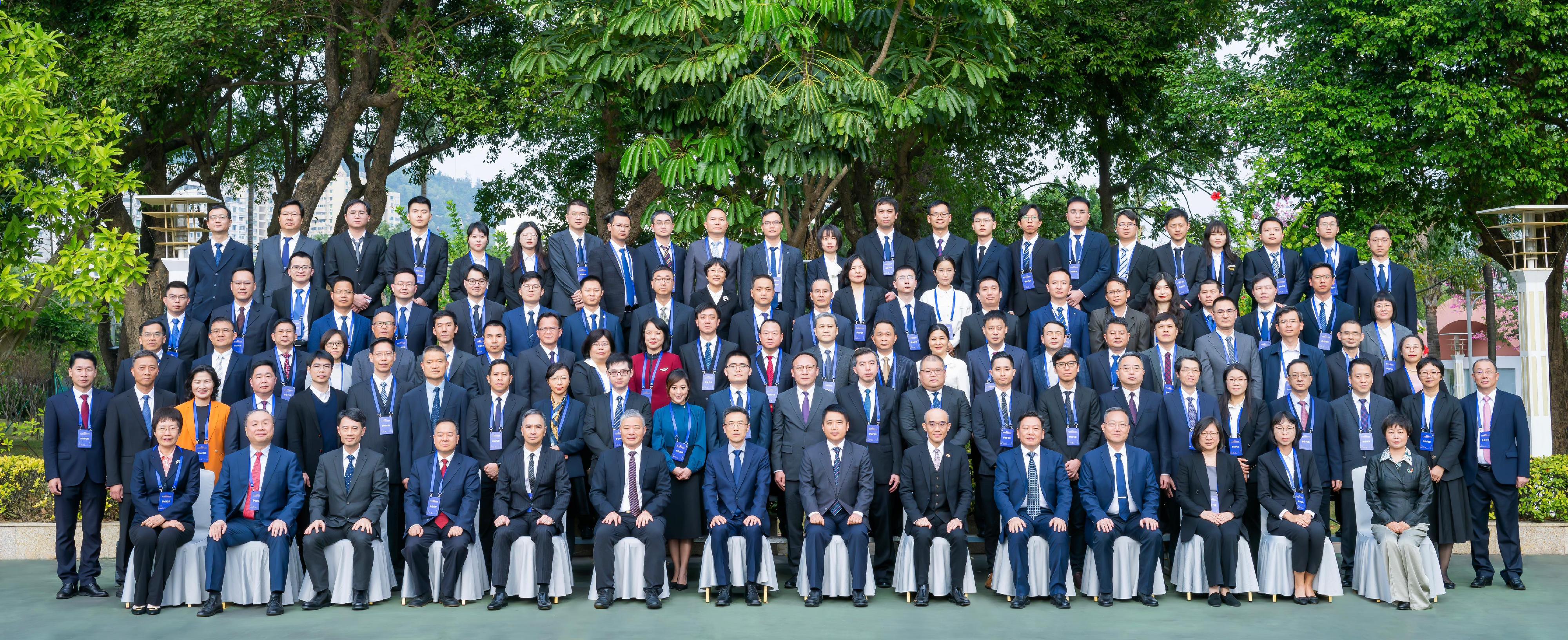 The Director of Audit, Professor Nelson Lam, led a delegation of Audit Commission officers to Zhuhai to attend the 7th Guangdong-Hong Kong-Macao Audit Conference 2023 held December 6 to 8. The Director of Hong Kong, Macao and Taiwan Offices of the National Audit Office, Mr Jiang Haiying (first row, seventh left); Deputy Secretary of the Communist Party of China Zhuhai Municipal Committee and the Mayor of the Zhuhai Municipal Government, Mr Huang Zhihao (first row, seventh right); the Secretary of the Leading Party Members’ Group and Director of the Audit Office of Guangdong Province, Mr Ma Xuebin (first row, sixth left); the Commissioner of Audit of Macao Special Administrative Region, Mr Ho Veng-on (first row, fifth left); Deputy Director General of the Hong Kong and Macao Affairs Office of the People's Government of Guangdong Province Mr Huang Duanlian (first row, fifth right); and Professor Lam (first row, sixth right), gather with members of the auditing profession.