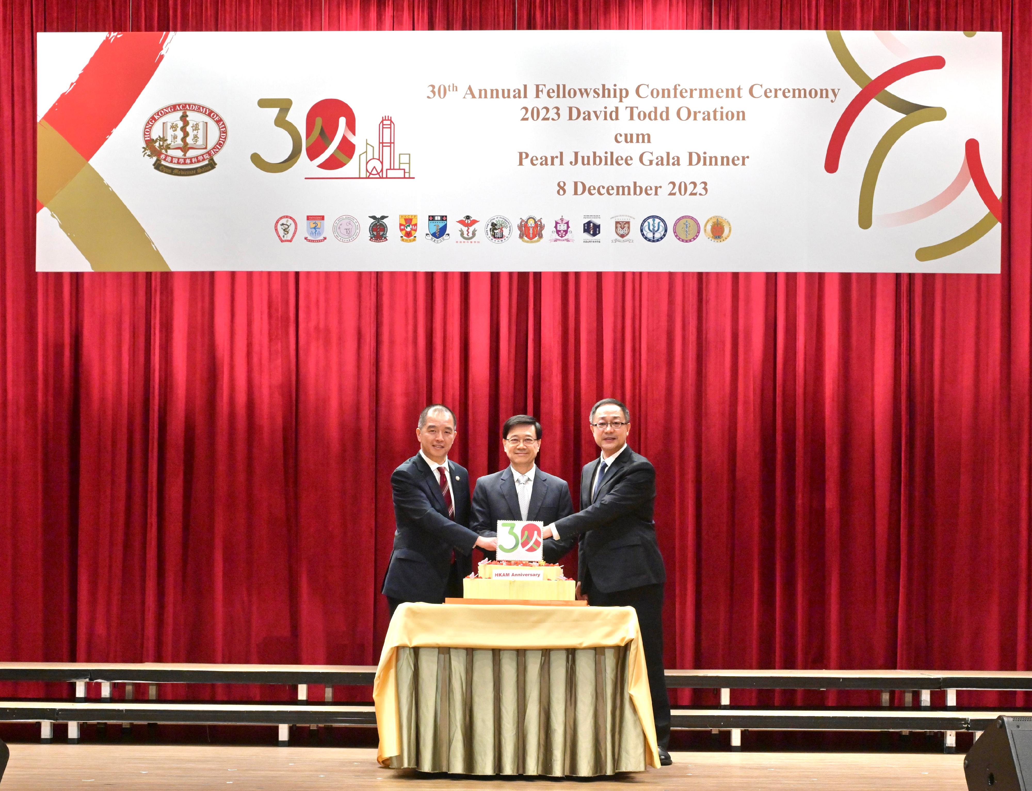 The Chief Executive, Mr John Lee, attended the Hong Kong Academy of Medicine Pearl Jubilee Gala Dinner today (December 8). Photo shows Mr Lee (centre); the President of the Hong Kong Academy of Medicine, Professor Gilberto Leung (left); and Vice-Minister of the National Health Commission Mr Yu Xuejun (right) at the cake-cutting ceremony.