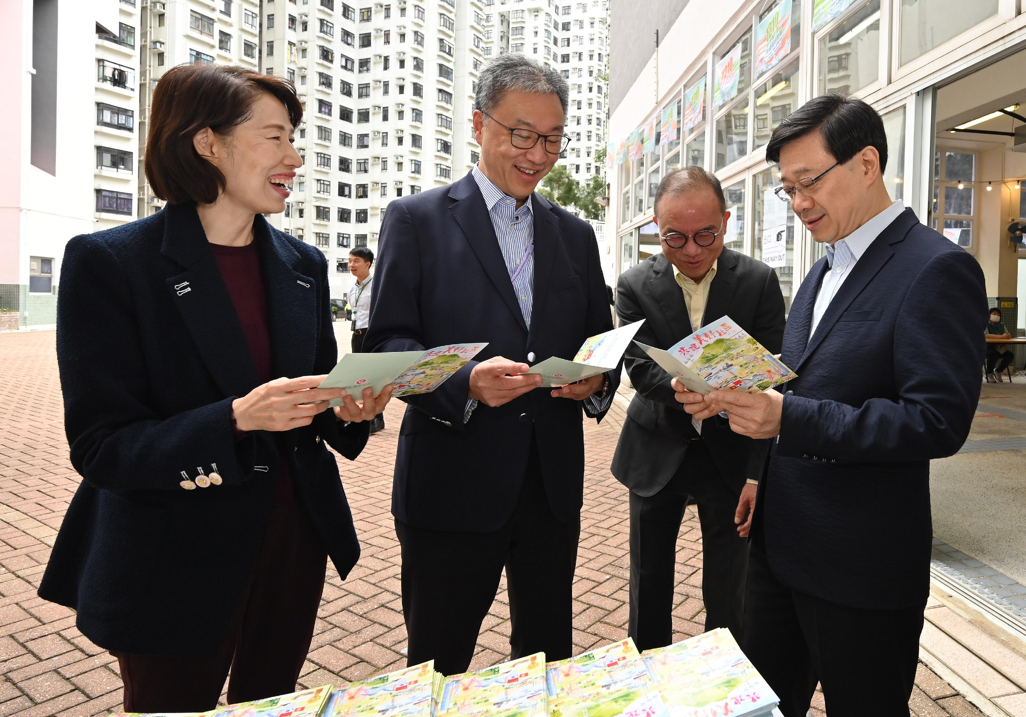 選舉管理委員會主席陸啟康法官（左二）今日（十二月九日）上午與政制及內地事務局局長曾國衞（左三），陪同行政長官李家超（左四）巡視位於嶺南中學的二○二三年區議會一般選舉區議會地方選區投票站。選民在投票後會獲派發一張政府心意謝卡。旁為行政長官辦公室主任葉文娟（左一）。