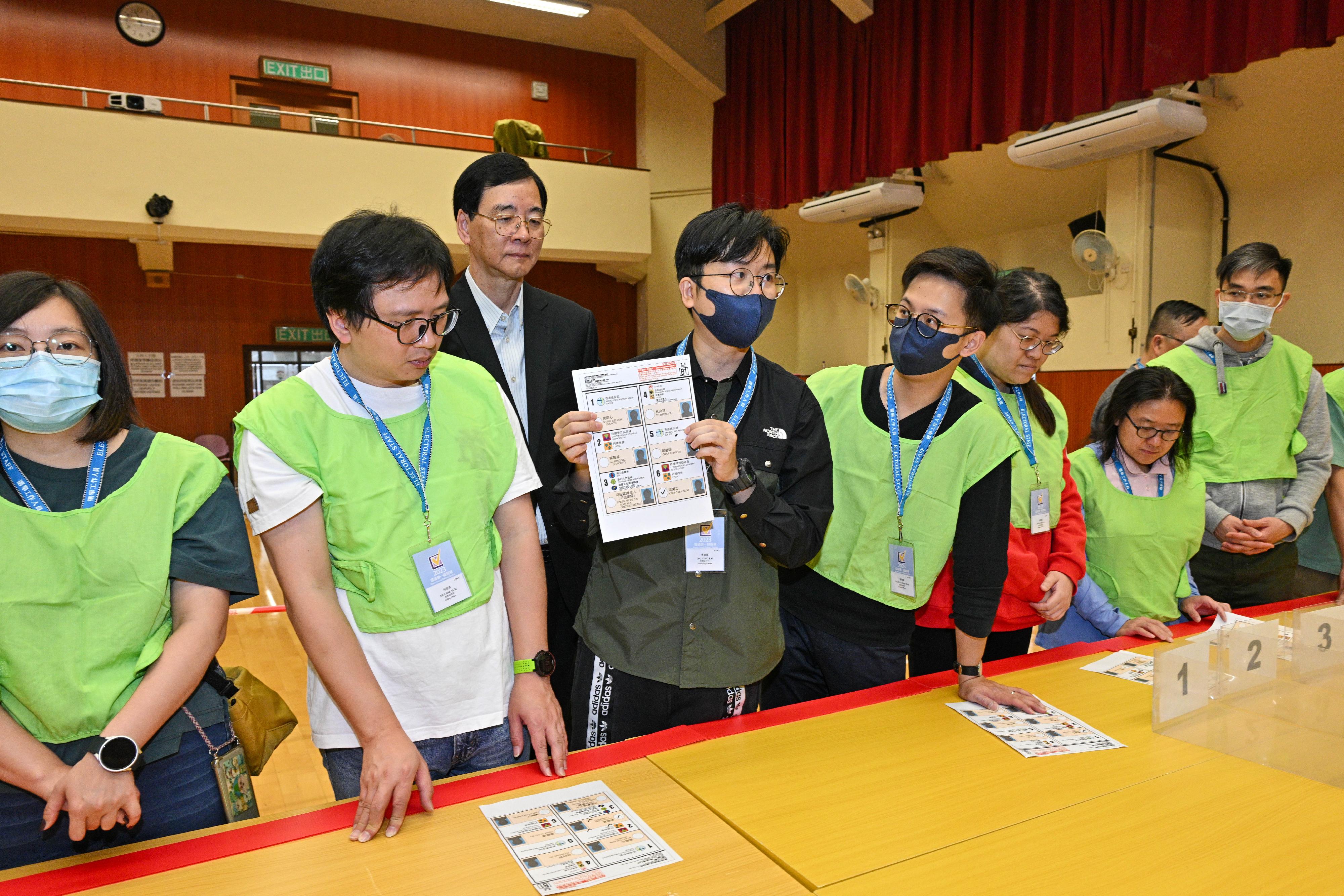 The Electoral Affairs Commission member Professor Daniel Shek (third left) visits a District Council geographical constituency polling station of the 2023 District Council Ordinary Election at PLK Fung Ching Memorial Primary School this morning (December 9) to inspect the preparatory work.
