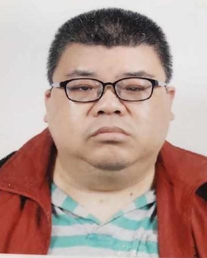 Choi Kin-fan, aged 55, is about 1.63 metres tall, 77 kilograms in weight and of fat build. He has a round face with yellow complexion and short black hair. He was last seen wearing a green long-sleeved shirt, blue jeans and purplish blue shoes.