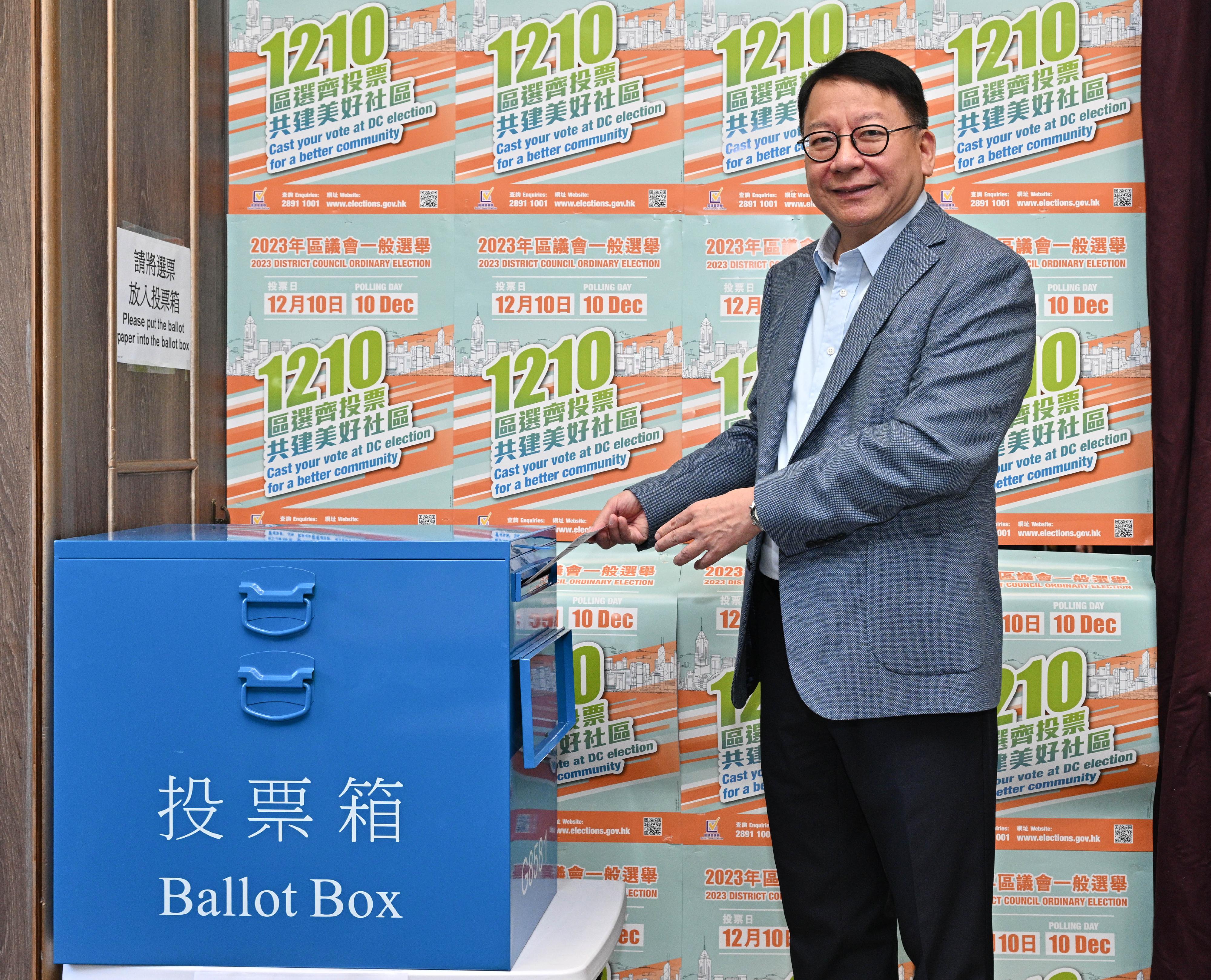 政務司司長陳國基今日（十二月十日）上午在沙田仁愛堂香港台山商會長者活動中心為二○二三年區議會一般選舉投票。