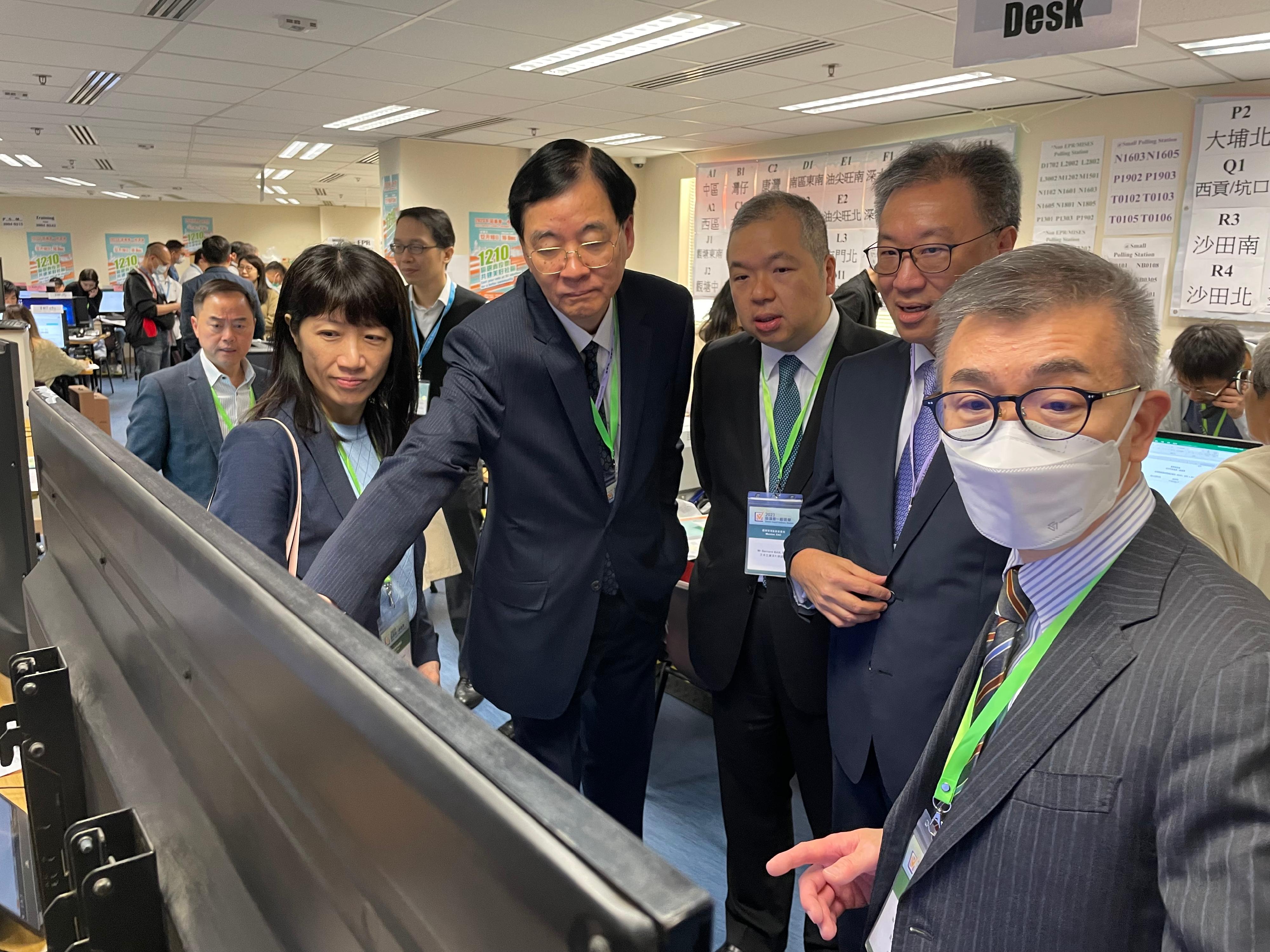 The Chairman of the Electoral Affairs Commission (EAC), Mr Justice David Lok (second right), EAC members Professor Daniel Shek (fourth right) and Mr Bernard Man, SC (third right), visit the Central Command Centre and Statistical Information Centre of the 2023 District Council Ordinary Election at the Kowloonbay International Trade and Exhibition Centre this morning (December 10) to learn about the operation. Also present is the Chief Electoral Officer of the Registration and Electoral Office, Mr Raymond Wang (first right).