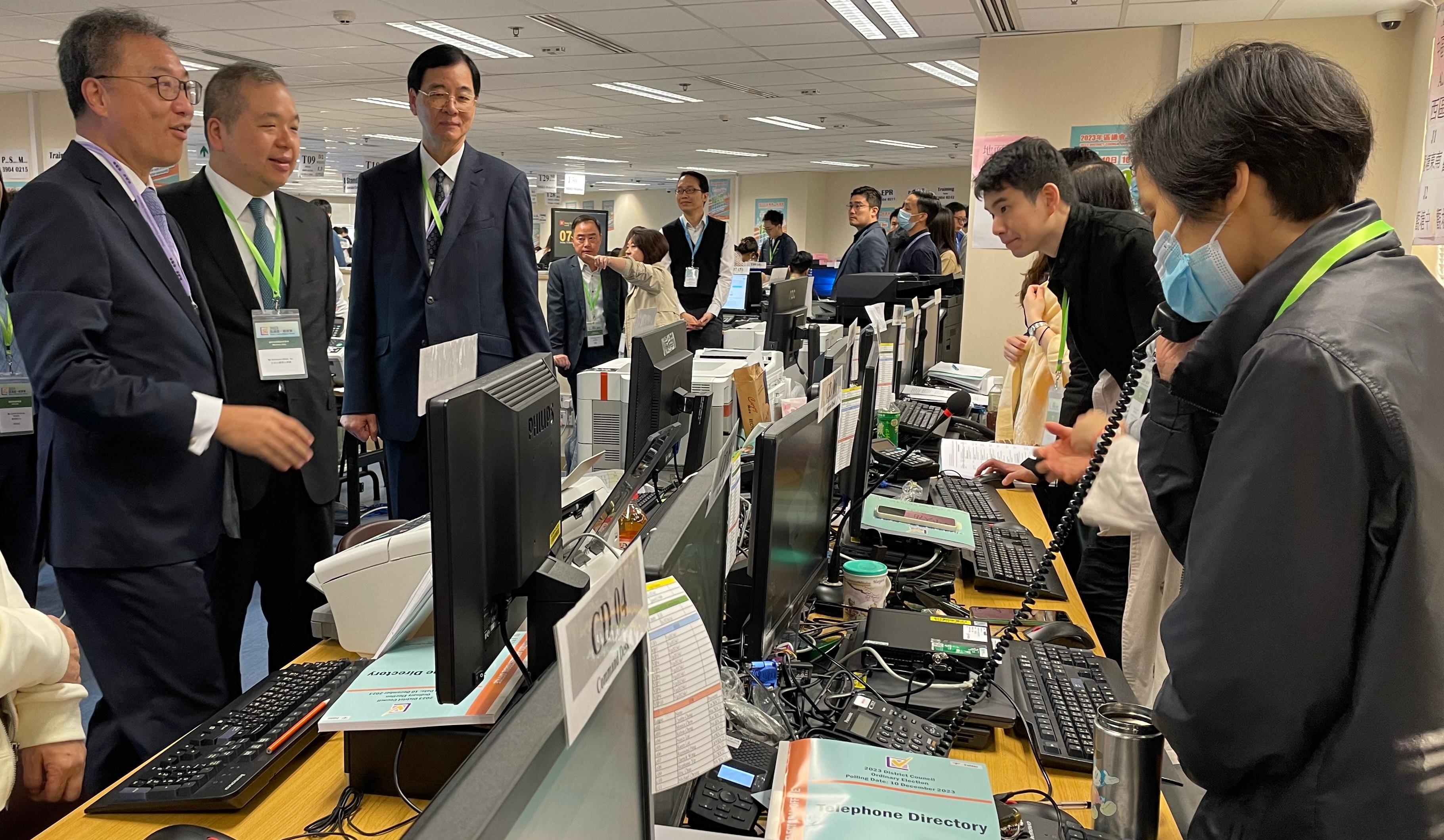 The Chairman of the Electoral Affairs Commission (EAC), Mr Justice David Lok (first left), visits the Central Command Centre and Statistical Information Centre of the 2023 District Council Ordinary Election at the Kowloonbay International Trade and Exhibition Centre this morning (December 10) and gives support to the electoral staff. Also present are EAC members Professor Daniel Shek (third left) and Mr Bernard Man, SC (second left).
 
