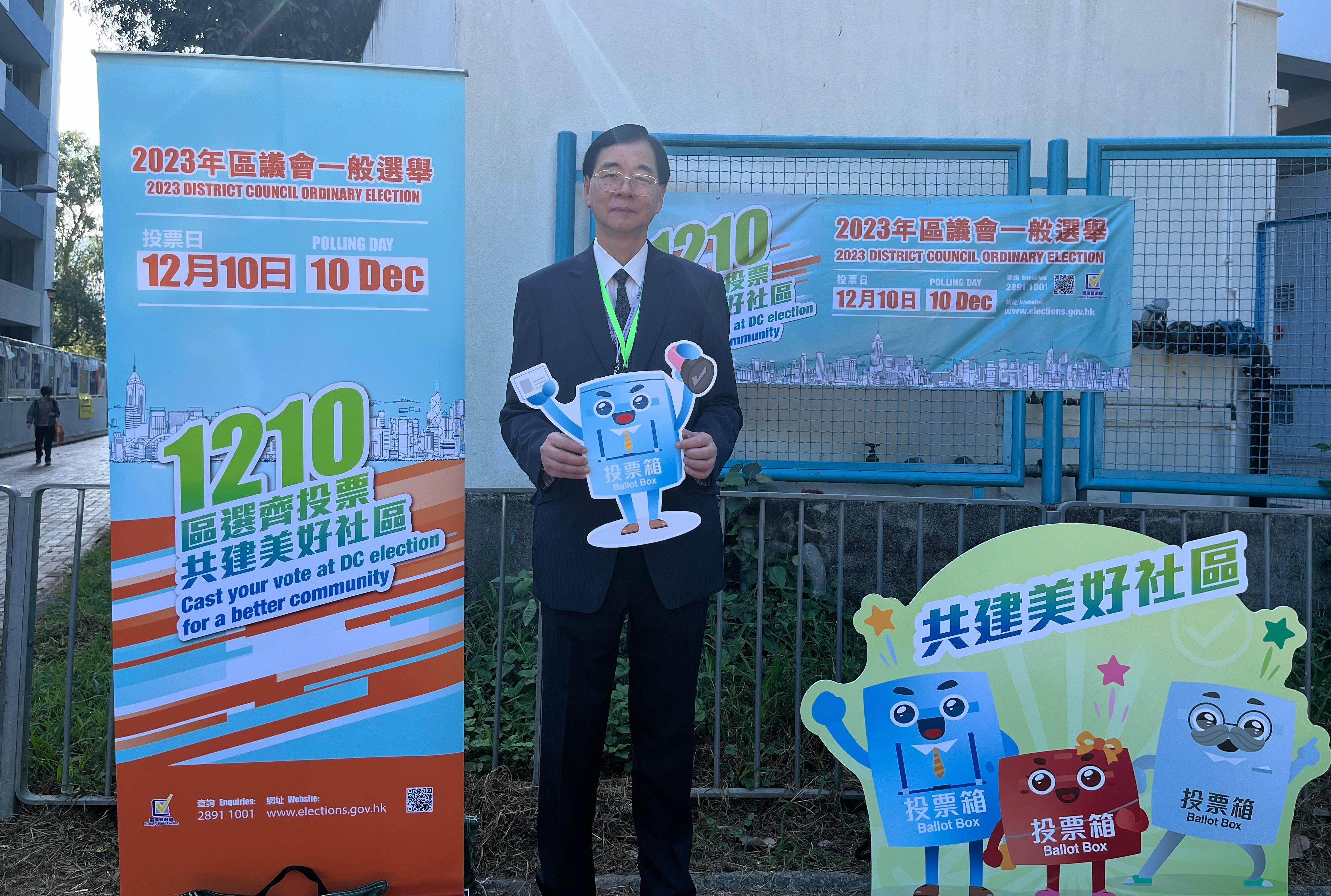 The Electoral Affairs Commission member Professor Daniel Shek is pictured with the "check-in" spot set up next to the polling station after casting a vote in the 2023 District Council Ordinary Election this morning (December 10).
