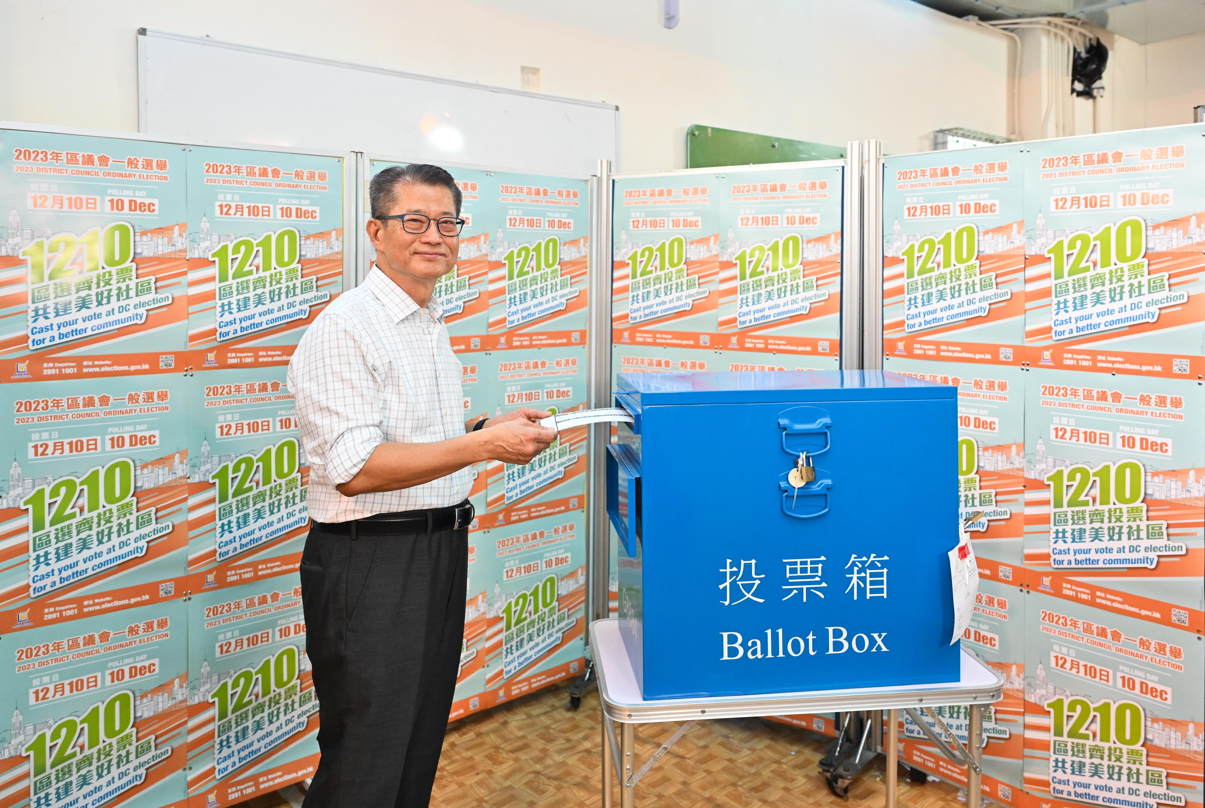 財政司司長陳茂波今日（十二月十日）上午在南島中學為二○二三年區議會一般選舉投票。