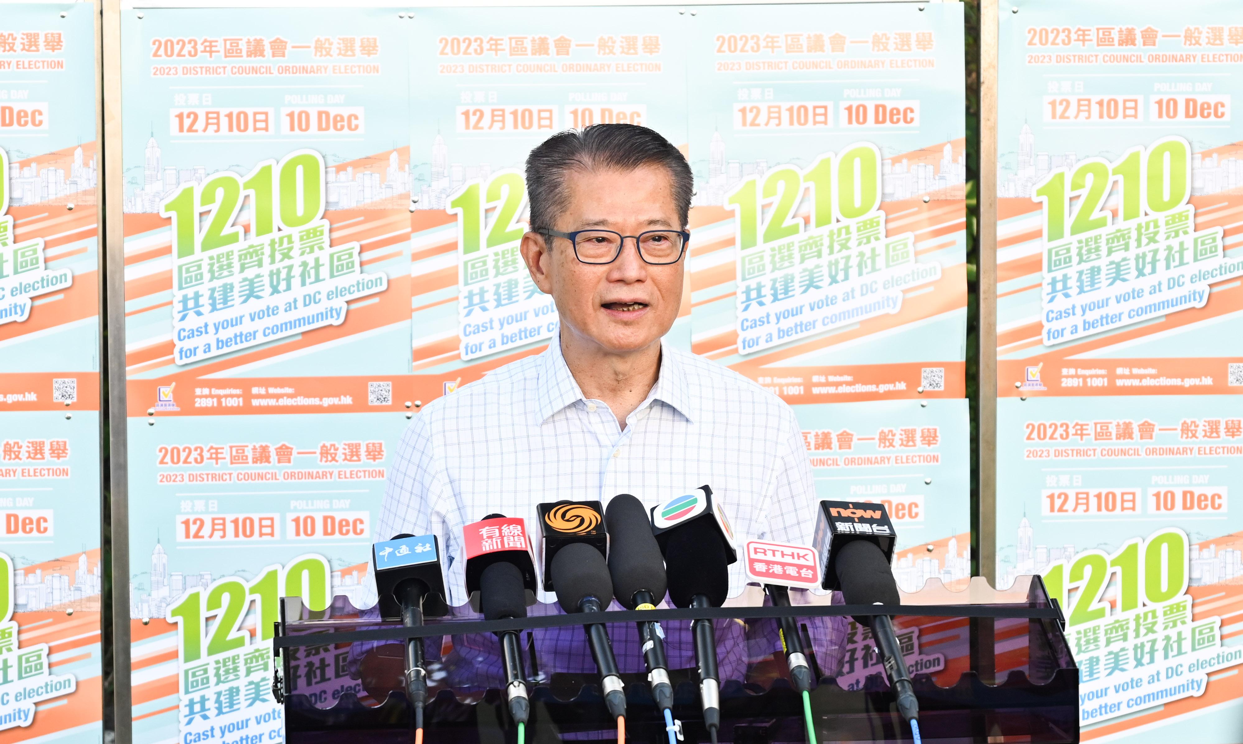 财政司司长陈茂波今日（十二月十日）上午在南岛中学为二○二三年区议会一般选举投票后会见传媒。