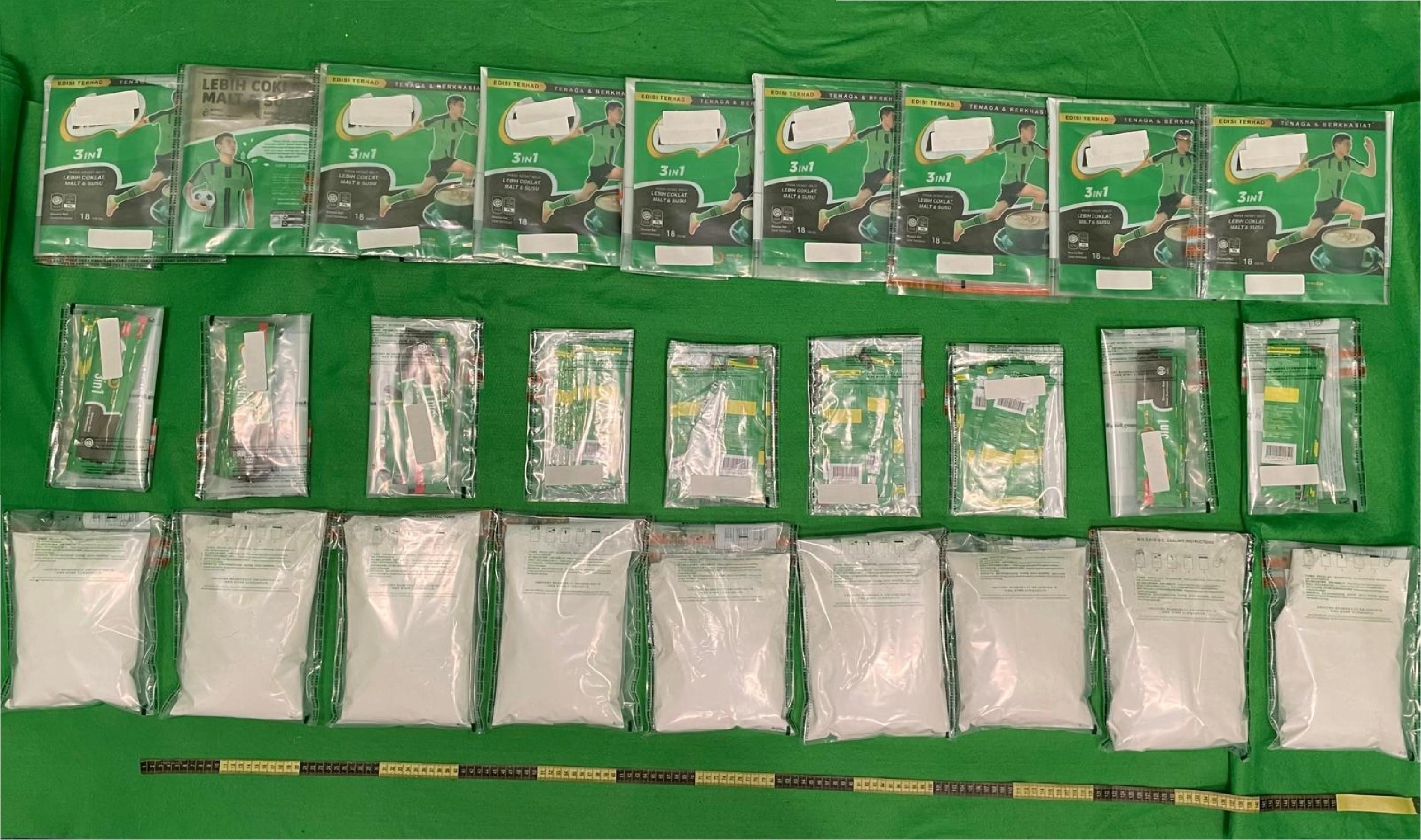 Hong Kong Customs yesterday (December 9) detected two drug trafficking cases involving internal concealment and baggage concealment respectively at Hong Kong International Airport. About 5.75 kilograms of suspected cocaine were seized with a total estimated market value of about $6.3 million. Photo shows the suspected cocaine seized in the second case and the drink powder packets used to conceal the batch of cocaine.
