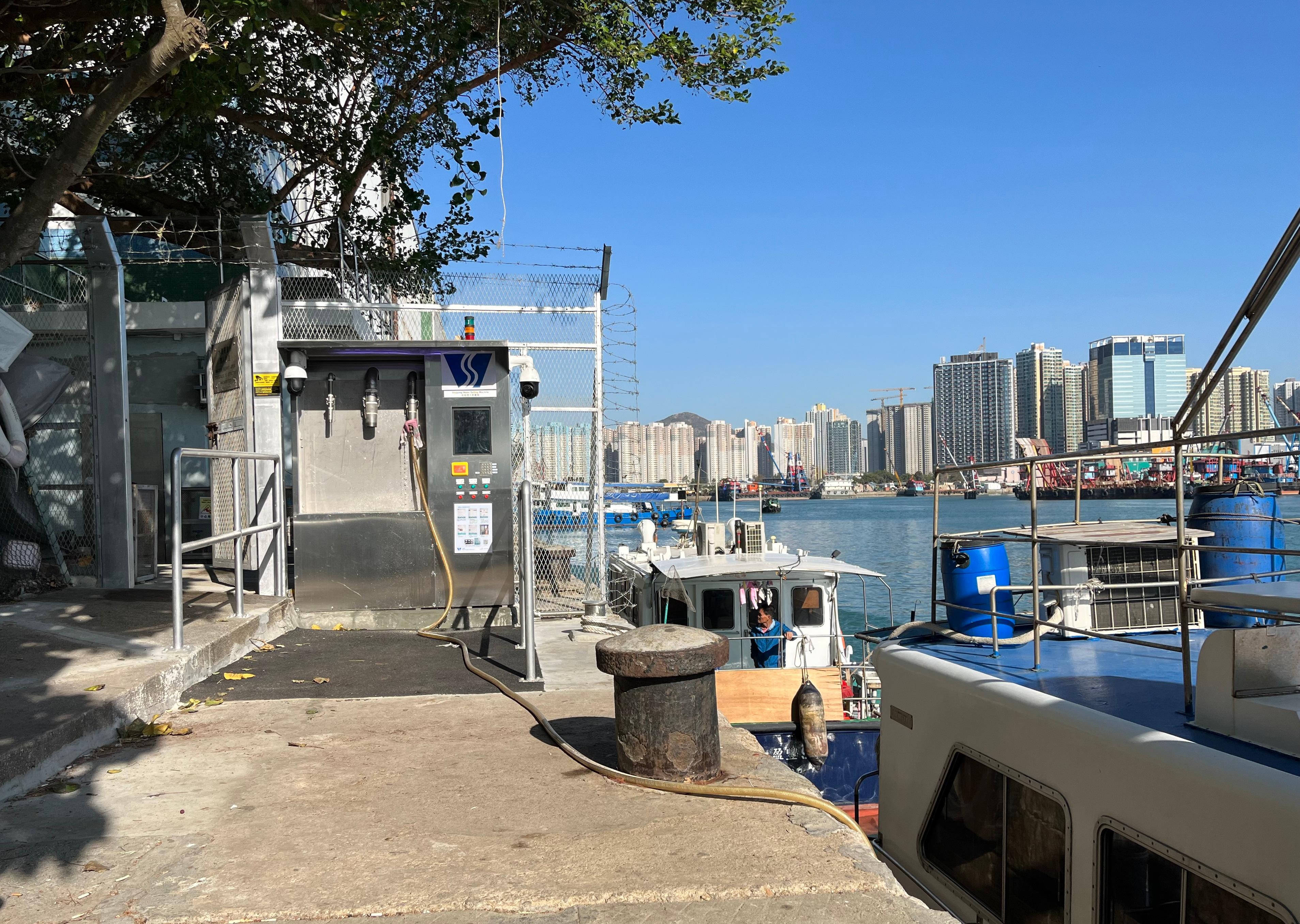 一名船員於屯門食水售賣站使用自動船舶食水售賣機。