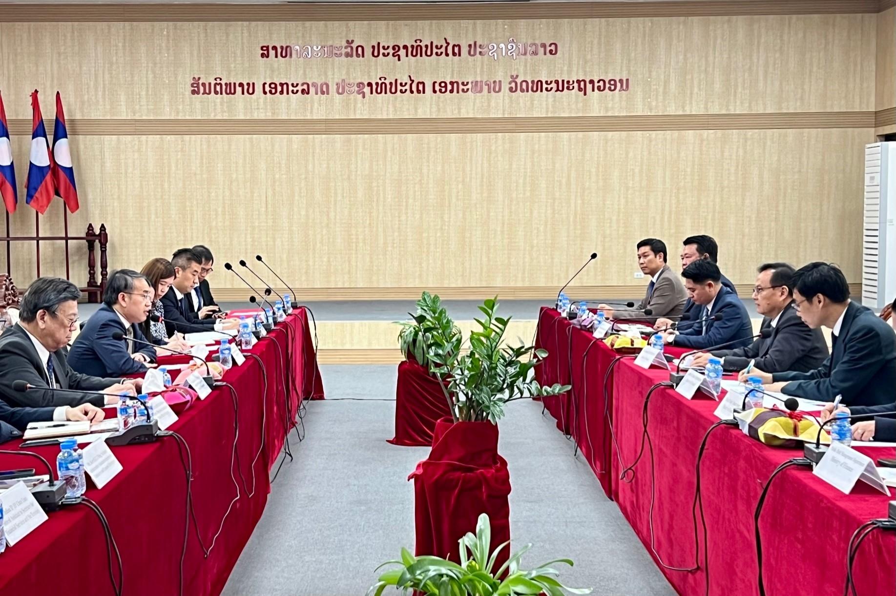 财经事务及库务局局长许正宇（左二）和商务及经济发展局局长丘应桦（左一）今日（十二月十一日）在老挝万象与老挝财政部部长山迪帕（右二）举行双边会议，讨论共同关注的议题，包括两地在金融和商业服务的合作空间。