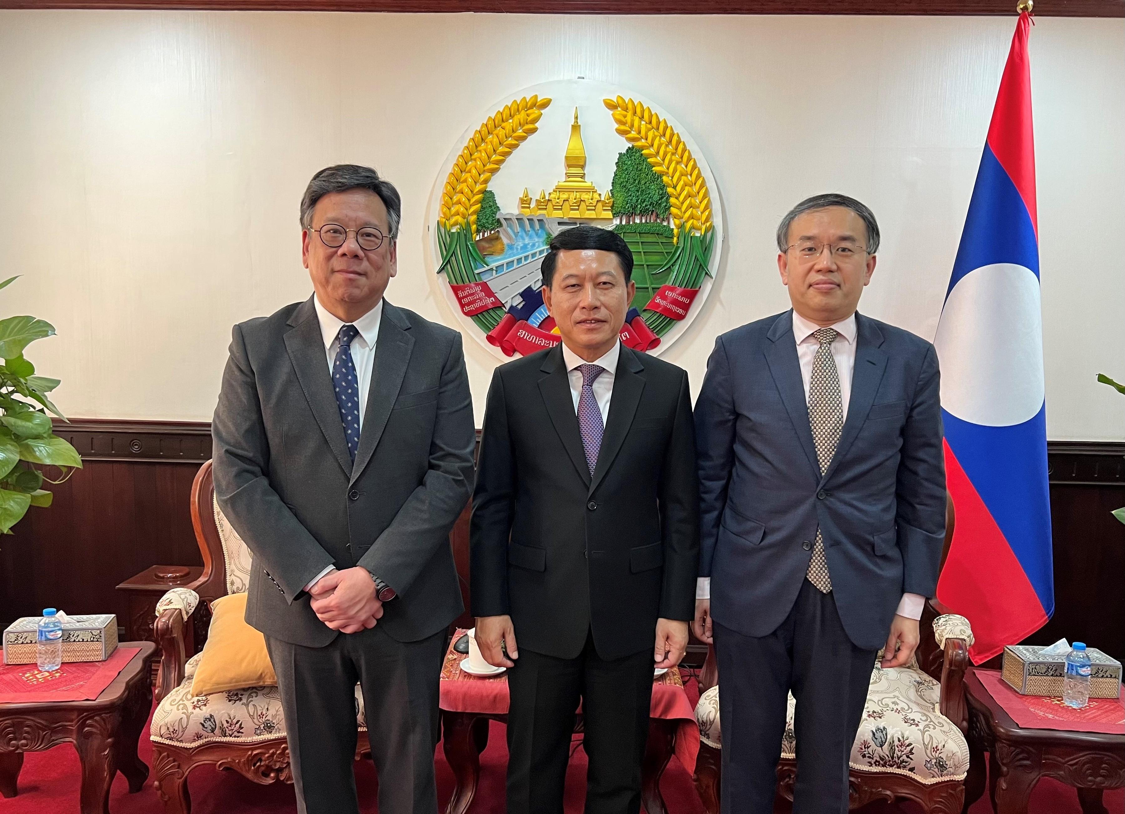 The Secretary for Financial Services and the Treasury, Mr Christopher Hui (right), and the Secretary for Commerce and Economic Development, Mr Algernon Yau (left), meet with the Minister of Foreign Affairs of Laos, Mr Saleumxay Kommasith (centre), in Vientiane, Laos today (December 11) to discuss issues of mutual concern.