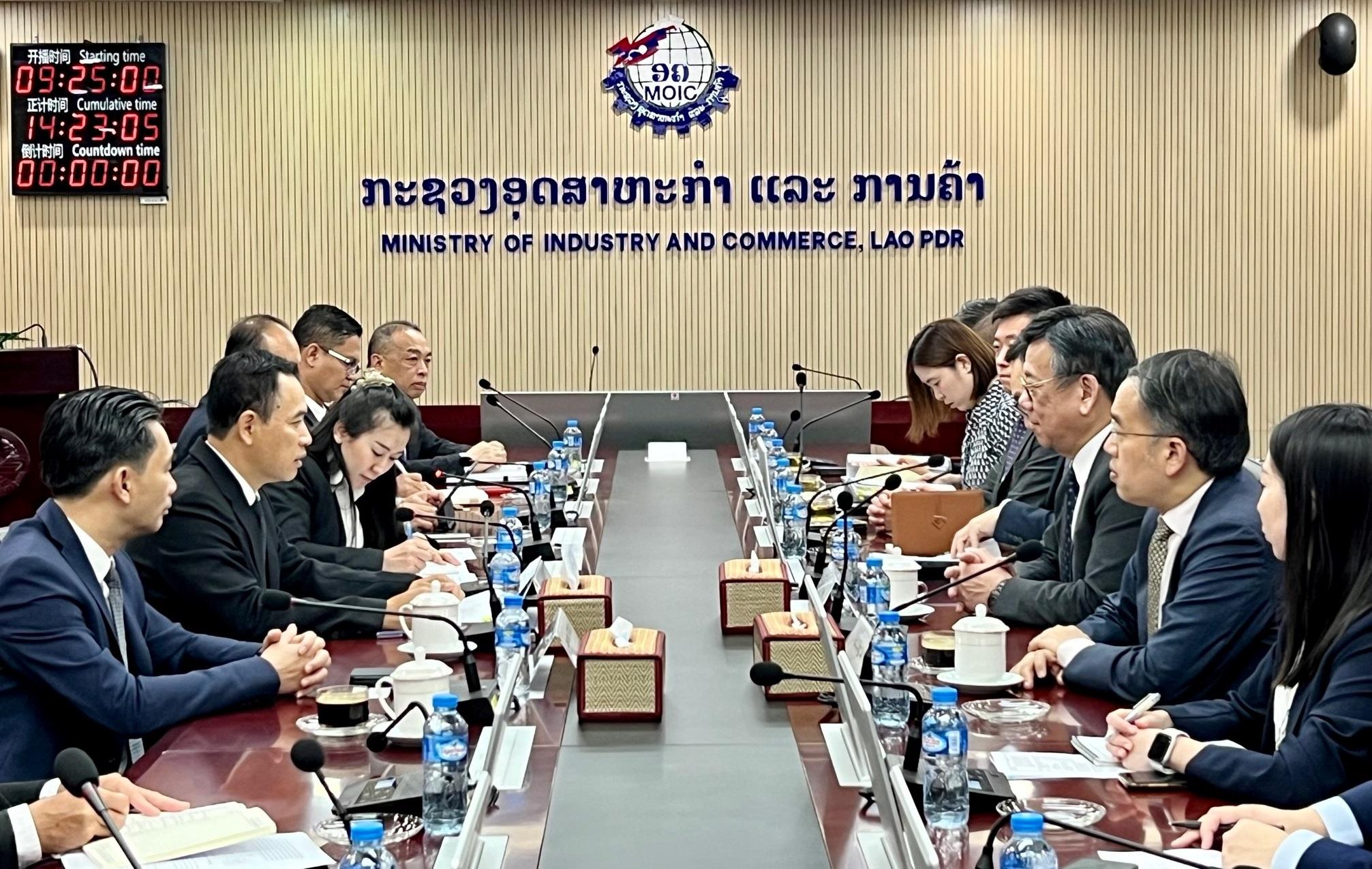 The Secretary for Financial Services and the Treasury, Mr Christopher Hui (second right), and the Secretary for Commerce and Economic Development, Mr Algernon Yau (third right), meet with the Minister of Industry and Commerce of Laos, Mr Malaithong Kommasith (second left), in Vientiane, Laos today (December 11) to discuss issues of mutual concern and explore opportunities of co-operation.
