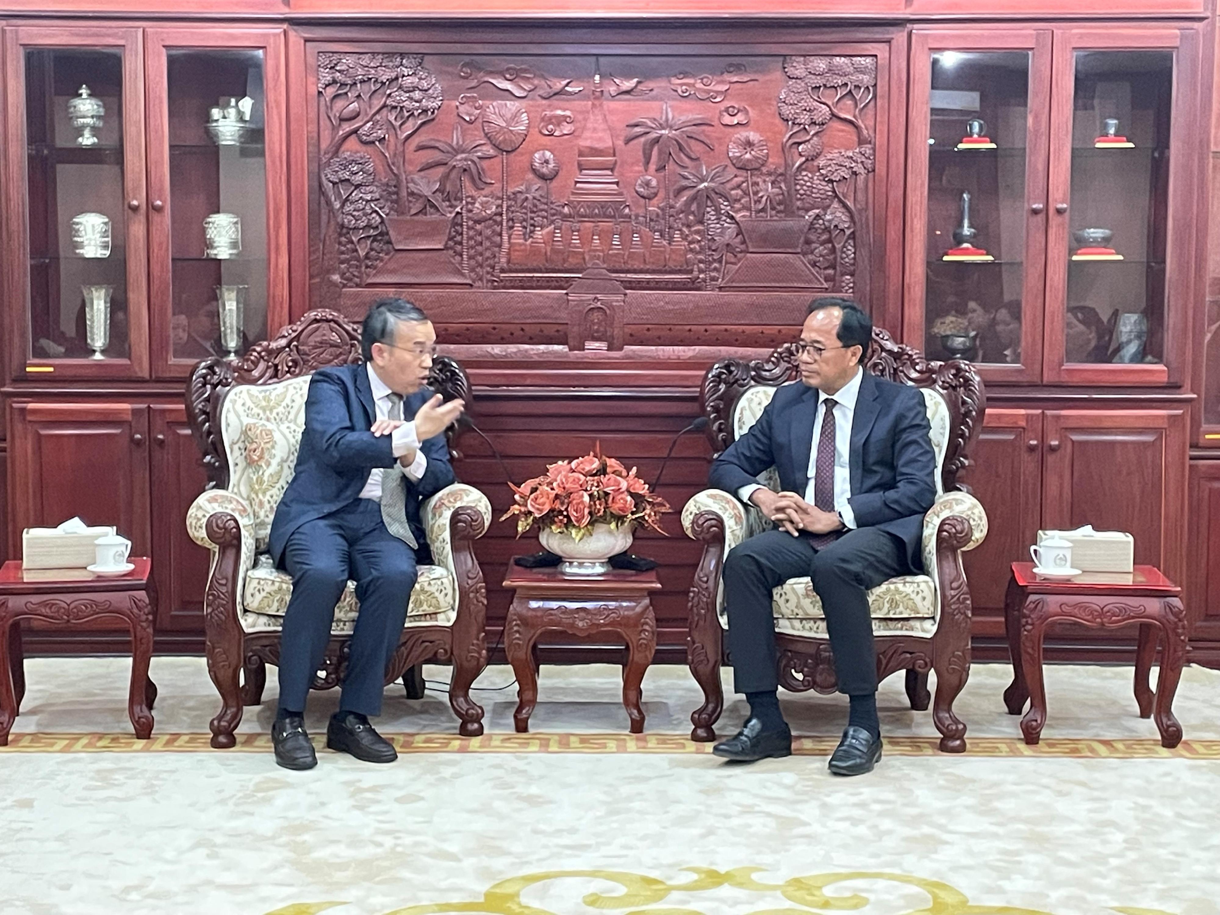The Secretary for Financial Services and the Treasury, Mr Christopher Hui (left), meets with the Governor of the Bank of the Lao PDR (the central bank of the country), Dr Bounleua Sinxayvoravong (right), in Vientiane, Laos today (December 11) to exchange views on how to ensure resilience of the financial system and the sound supervision of financial institutions.