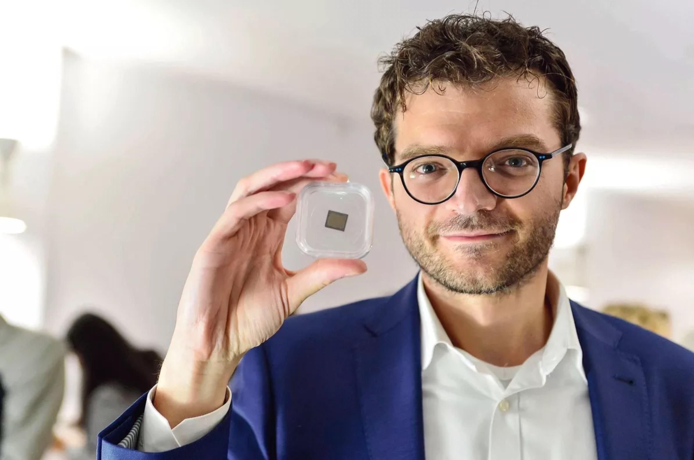 Invest Hong Kong announced today (December 12) that it has helped French semiconductor company Prophesee set up a regional headquarters in the city to push its neuromorphic artificial intelligence technology across Asia. Photo shows the Co-founder and CEO of Prophesee, Mr Luca Verre. 



