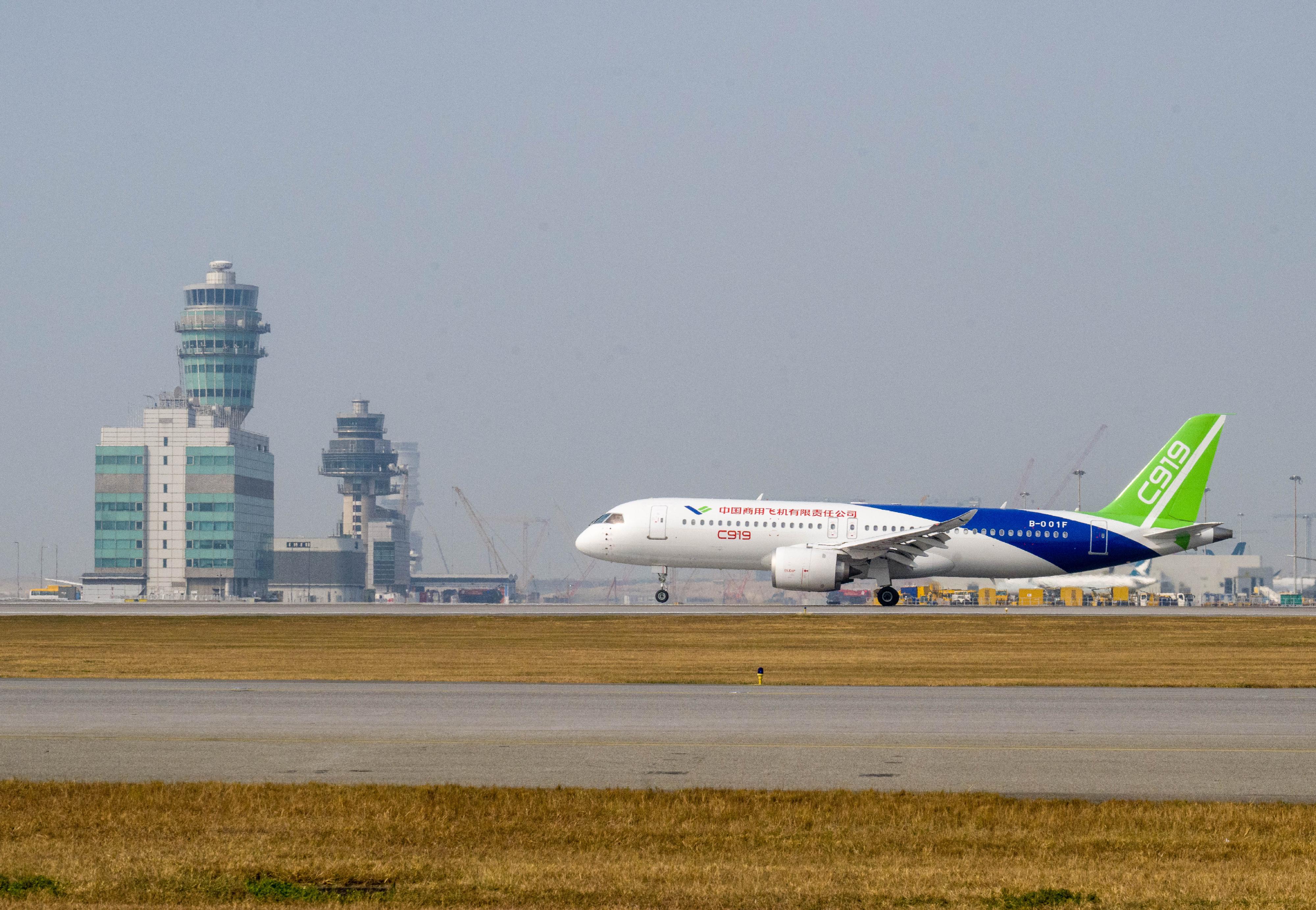 国家自主研制的C919及ARJ21飞机今日（十二月十二日）首次访港。图示C919飞机降落香港国际机场的一刻。