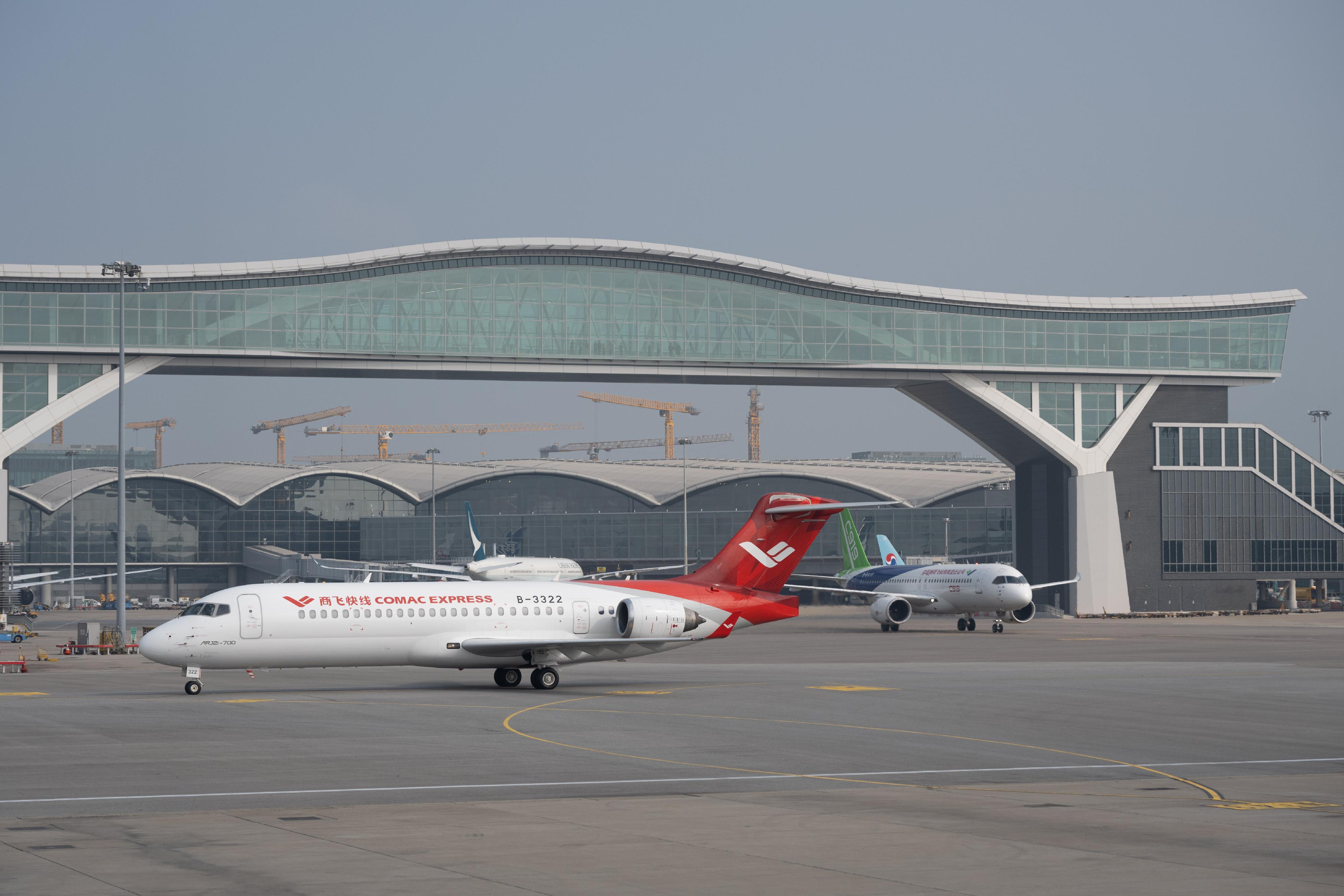 國家自主研製的C919及ARJ21飛機今日（十二月十二日）首次訪港。兩架國產飛機會停泊在香港國際機場固定區域範圍作靜態展示。	


