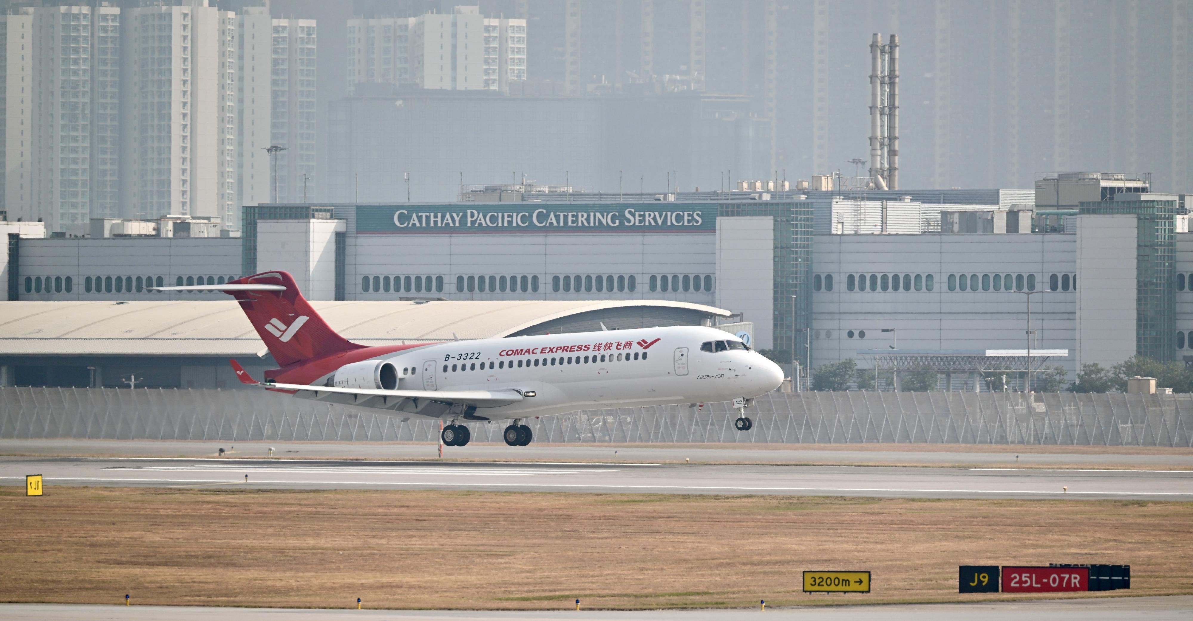 Home-developed aircraft C919 and ARJ21 launched inaugural flights to Hong Kong today (December 12). Photo shows the ARJ21 aircraft landing at Hong Kong International Airport.


