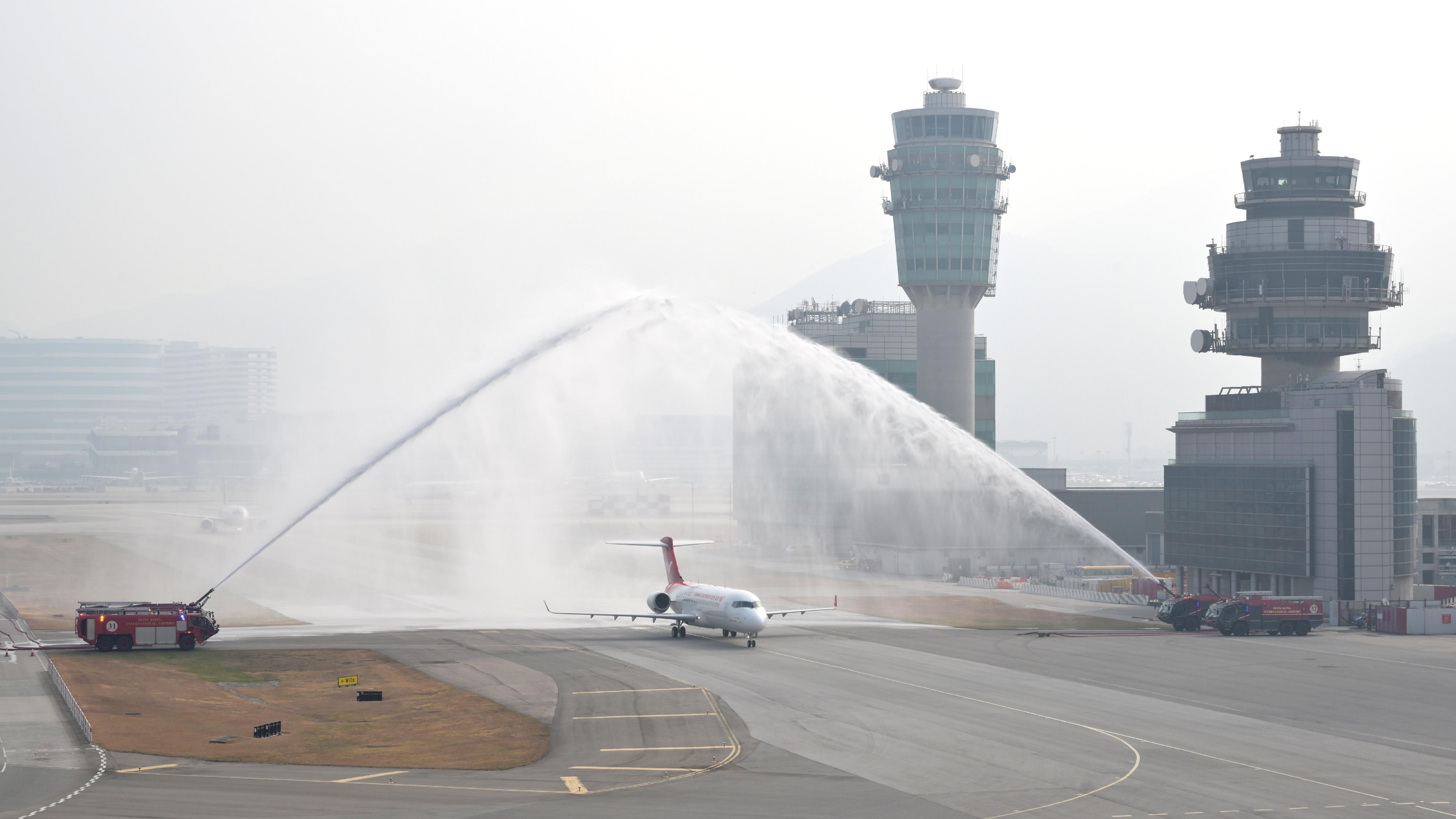 Home-developed aircraft C919 and ARJ21 launched inaugural flights to Hong Kong today (December 12). Photo shows the ARJ21 aircraft being welcomed by a ceremonial water salute upon its arrival at Hong Kong International Airport.



