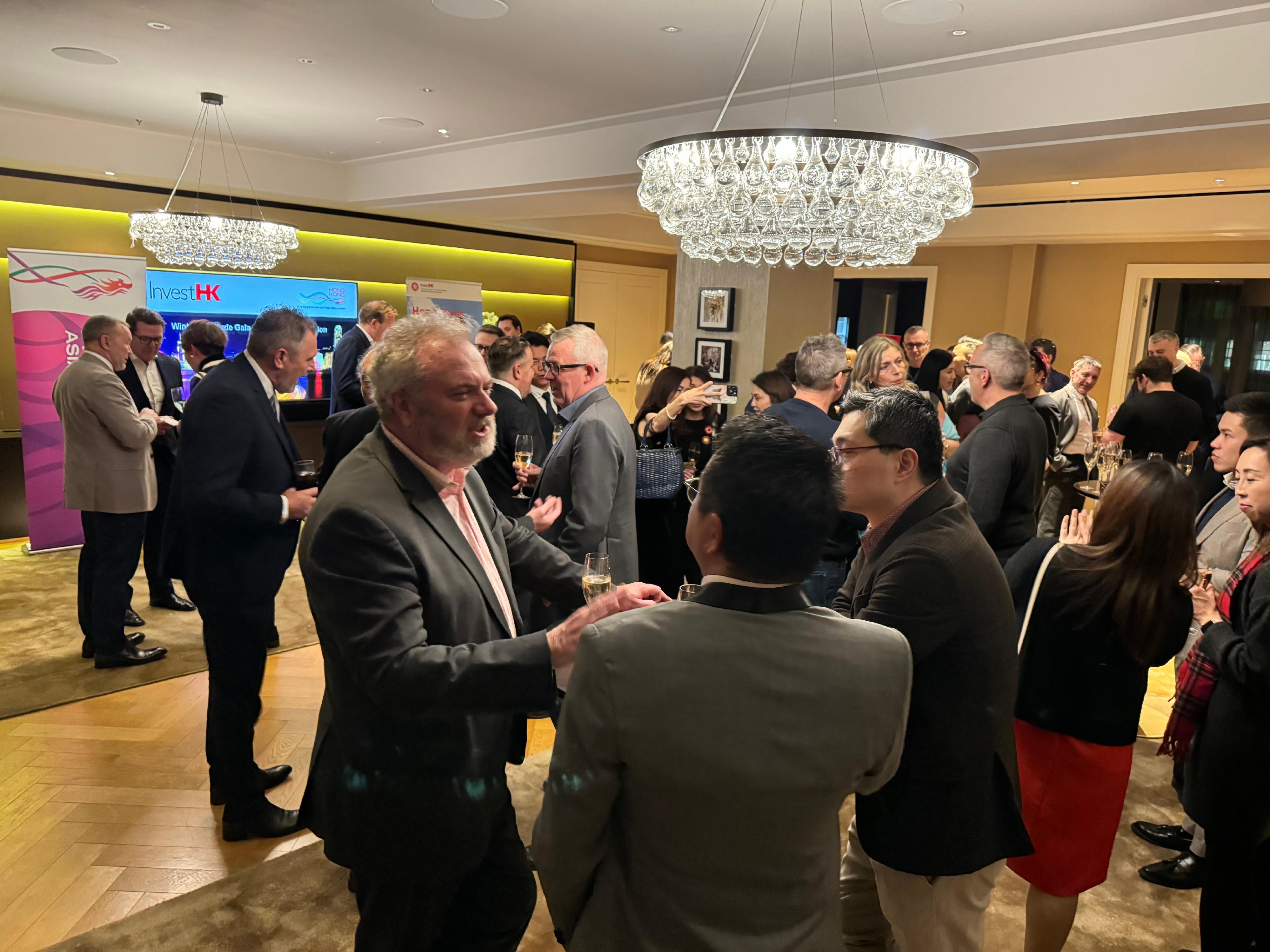 The Hong Kong Economic and Trade Office, London co-organised a winter gratitudegala reception with Invest Hong Kong in London on December 11 (London time), greeting over 120 participants from the United Kingdom Government and financial, innovation and technology and business sectors.  