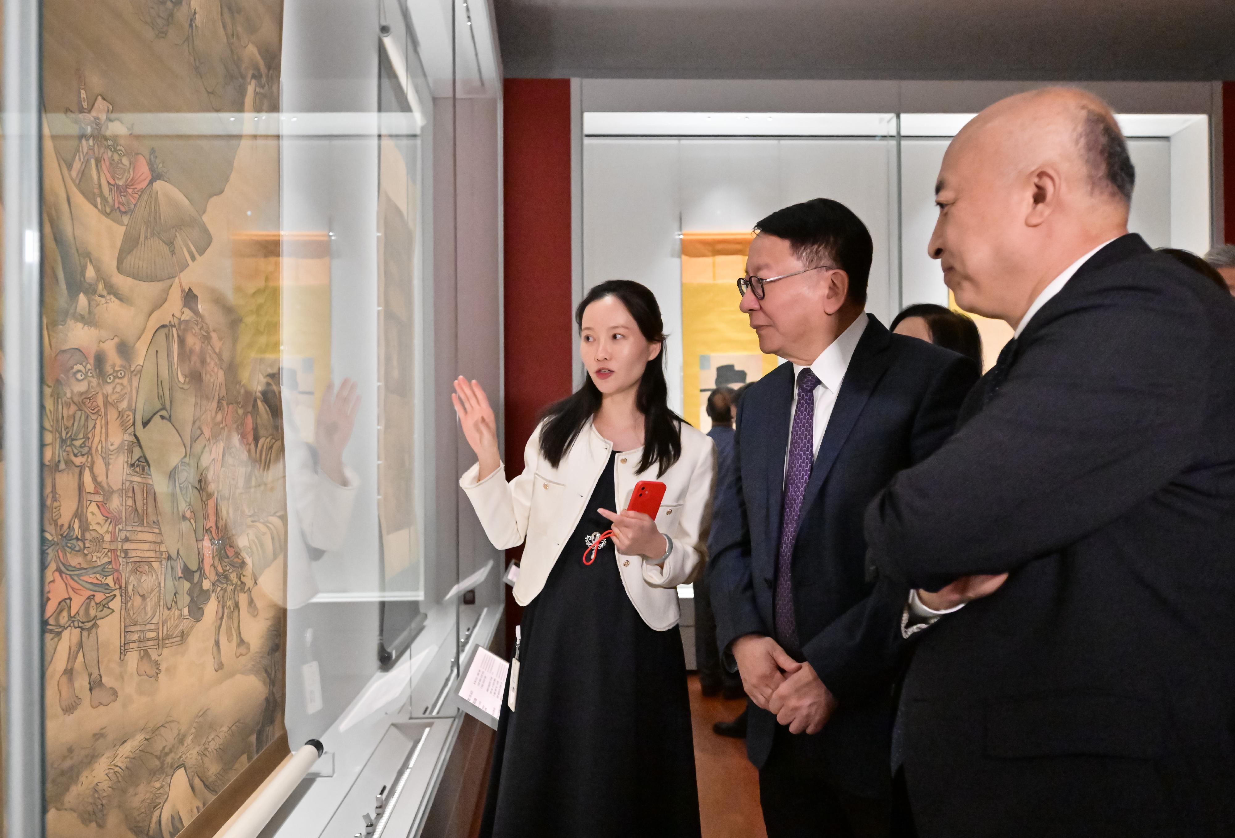 政務司司長陳國基今日（十二月十二日）出席香港故宮文化博物館「香港賽馬會呈獻系列：故事新說──故宮博物院藏明代人物畫名品」展覽開幕典禮。圖示陳國基（右二）參觀展覽。