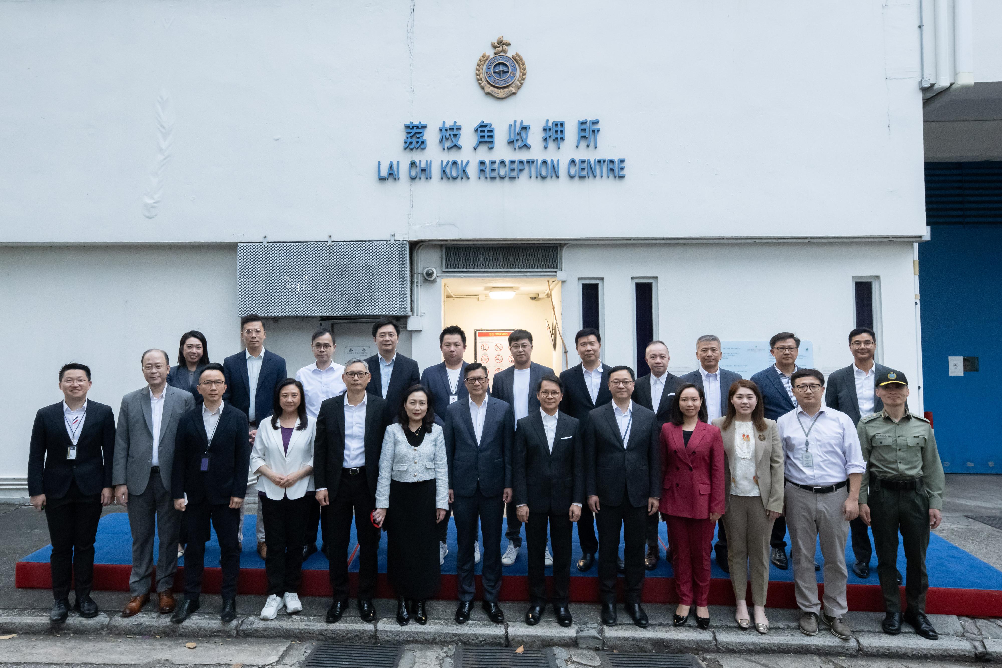 The Legislative Council (LegCo) Panel on Security visited Lai Chi Kok Reception Centre (LCKRC) today (December 12). Photo shows the Chairman of the Panel on Security, Mr Chan Hak-kan (front row, sixth right); the Deputy Chairman of the Panel, Ms Carmen Kan (front row, sixth left), with the Secretary for Security, Mr Tang Ping-keung (front row, seventh right), and the Commissioner of Correctional Services, Mr Wong Kwok-hing (front row, fifth right), and other LegCo Members at LCKRC.