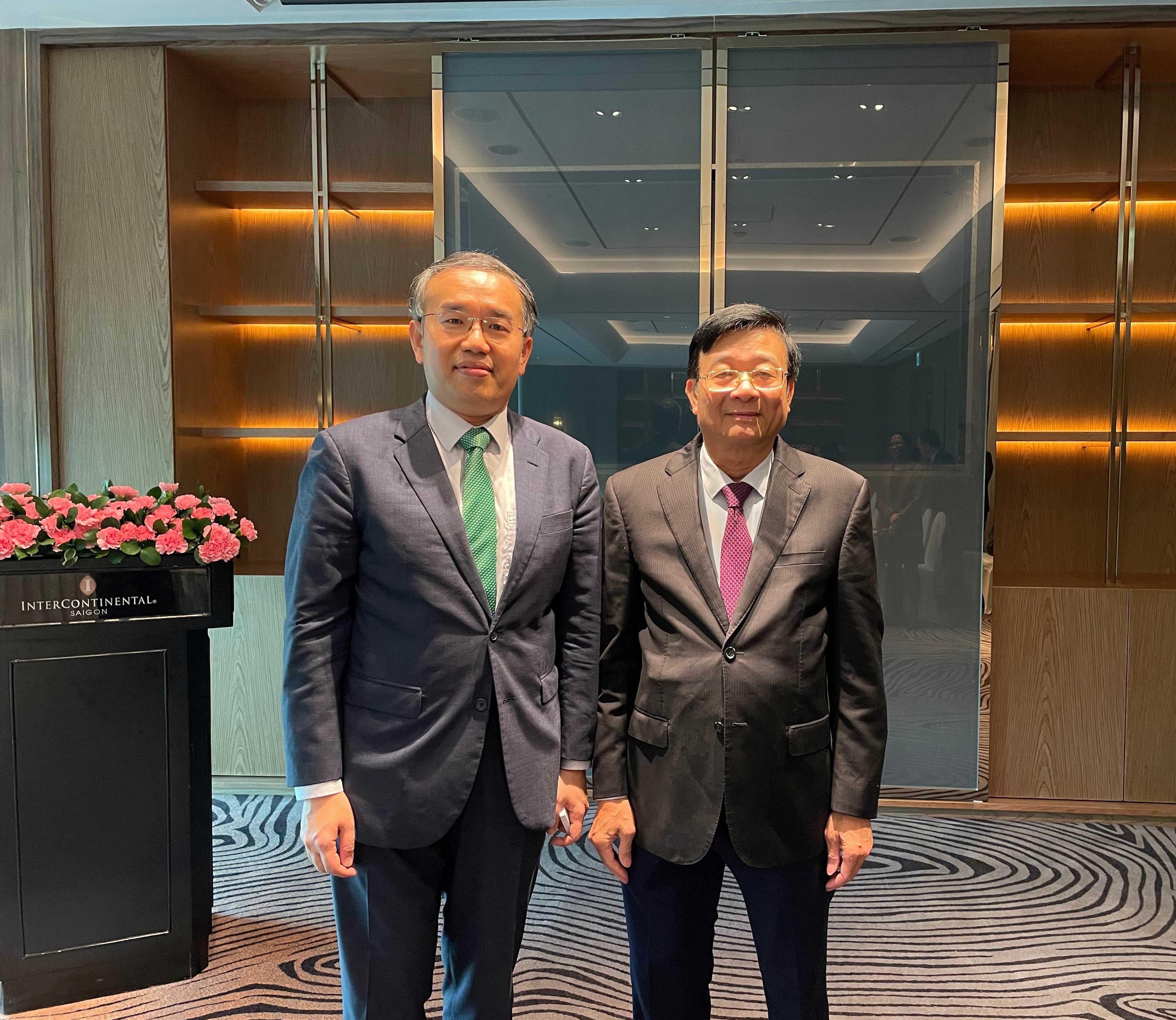 The Secretary for Financial Services and the Treasury, Mr Christopher Hui, today (December 13) started his visit to Vietnam. Photo shows Mr Hui (left) meeting with the Secretary General of the Vietnam Banks' Association, Dr Nguyen Quoc Hung (right), in Ho Chi Minh City.