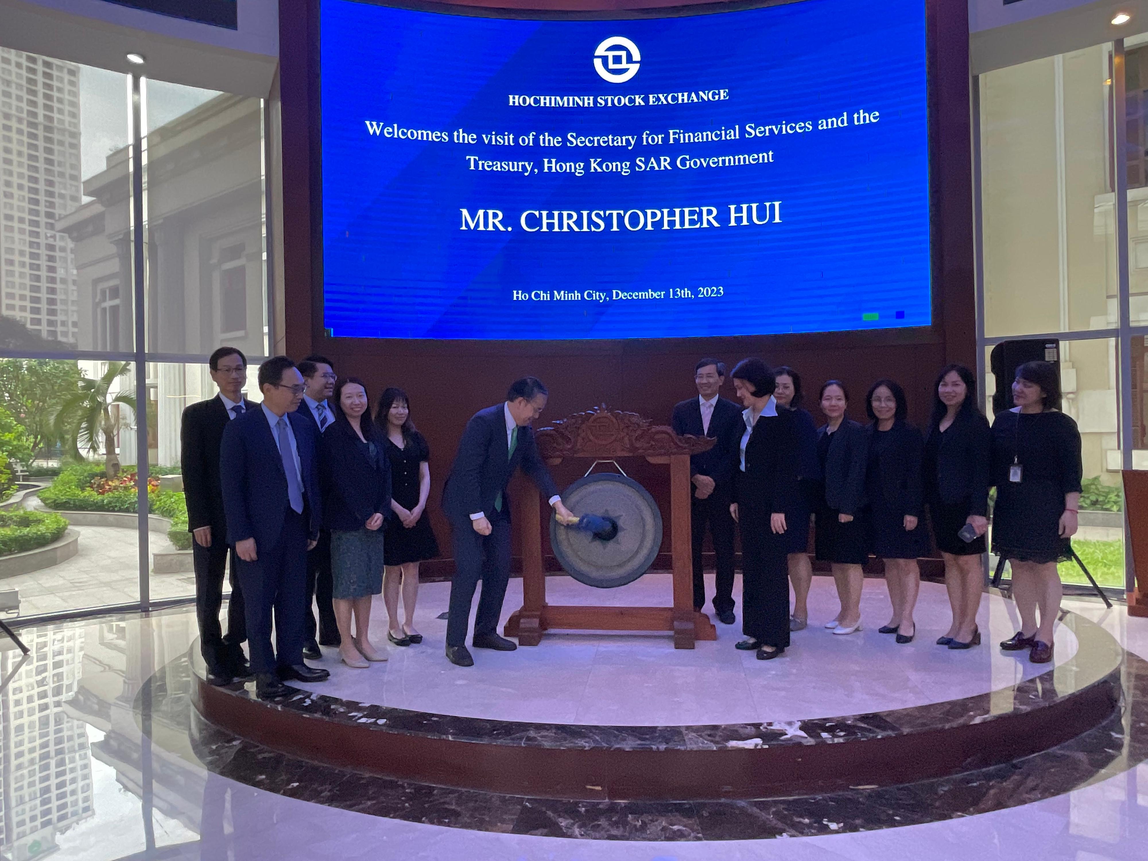 The Secretary for Financial Services and the Treasury, Mr Christopher Hui, today (December 13) started his visit to Vietnam. Photo shows Mr Hui (sixth left) performing a gong-striking ceremony upon invitation to welcome his visit to the Ho Chi Minh Stock Exchange.
