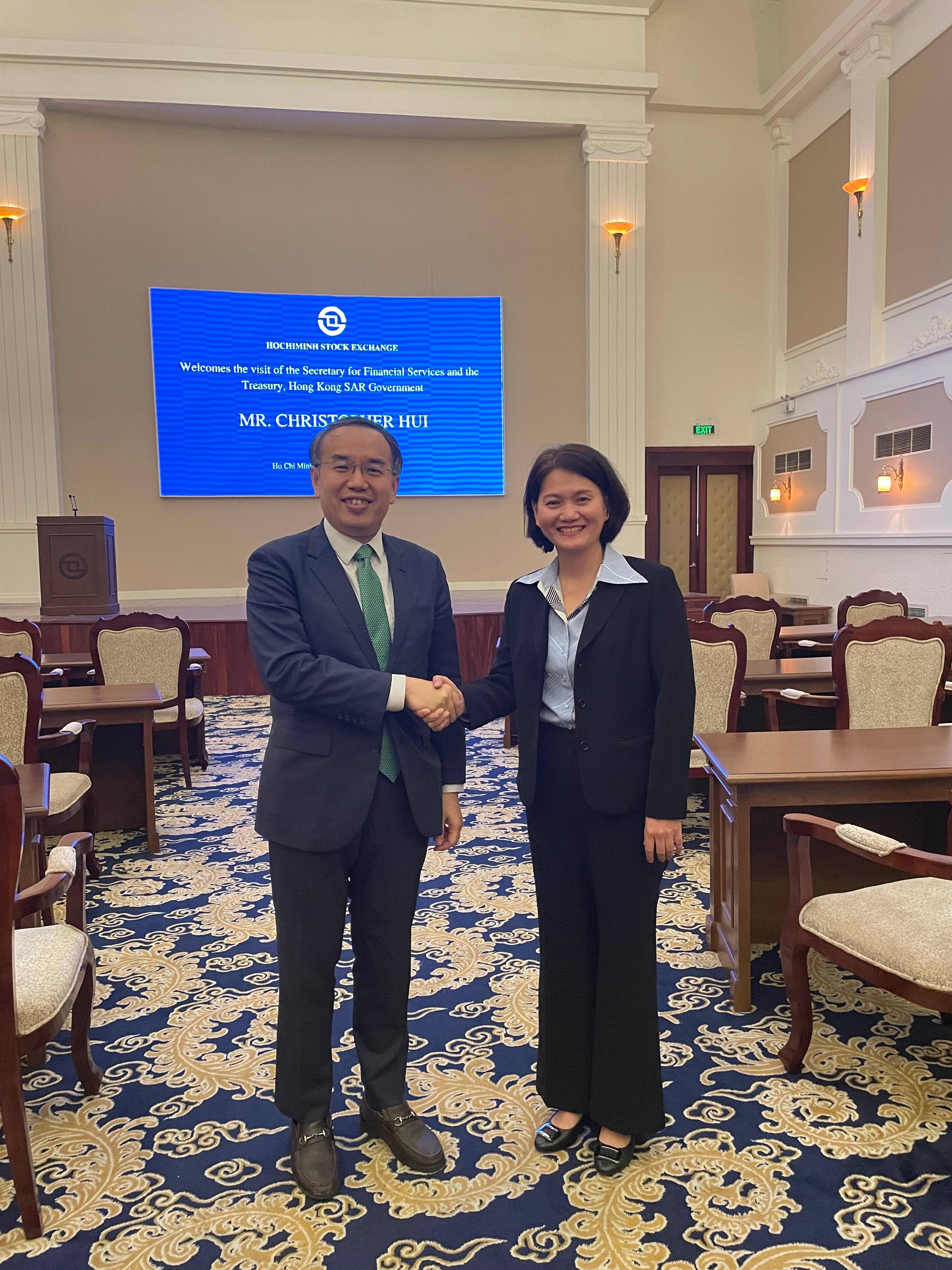 The Secretary for Financial Services and the Treasury, Mr Christopher Hui, today (December 13) started his visit to Vietnam. Photo shows Mr Hui (left) meeting with the Acting Chairwoman of the Ho Chi Minh Stock Exchange, Mrs Nguyen Thi Viet Ha (right).