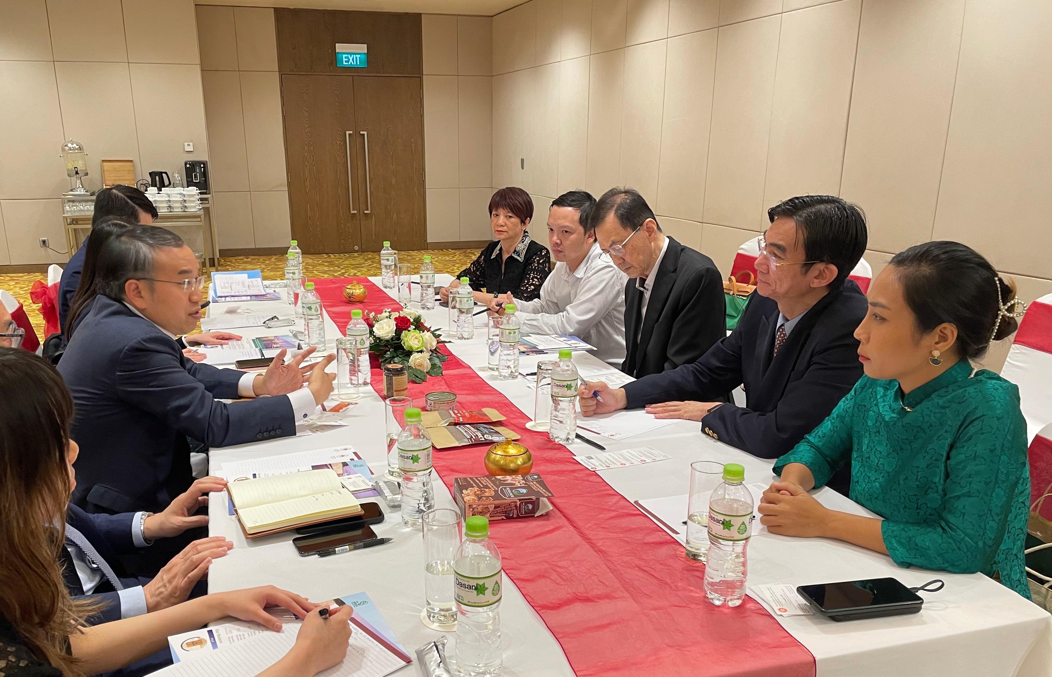 The Secretary for Financial Services and the Treasury, Mr Christopher Hui, today (December 13) started his visit to Vietnam. Photo shows Mr Hui (second left), meeting with the top management of some Vietnamese enterprises that embrace the application of technology, at Ho Chi Minh City to encourage them to make use of Hong Kong's capital market to raise funds.  