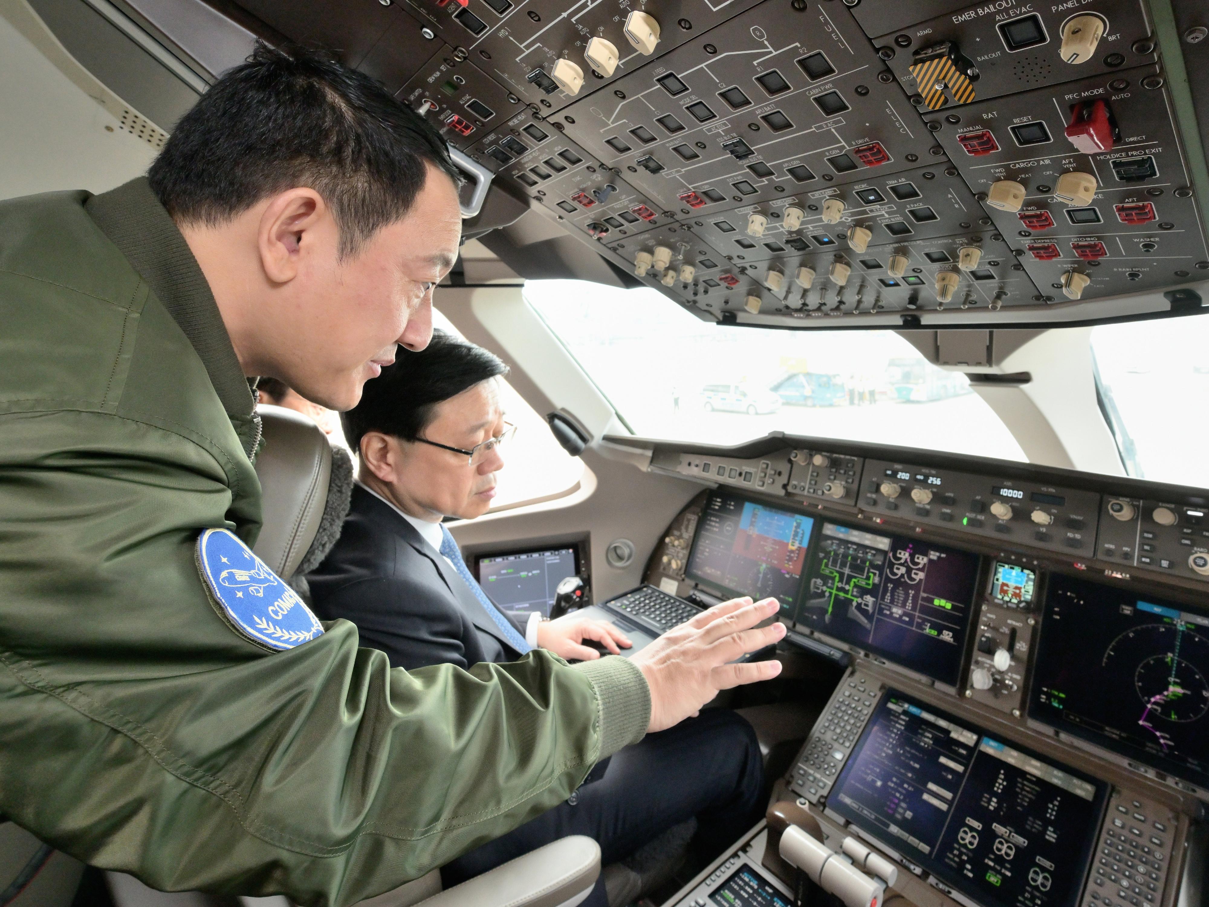 行政長官李家超今日（十二月十三日）出席C919及ARJ21飛機歡迎儀式。圖示李家超（右）聽取中國商用飛機有限責任公司飛行工程總師佟宇（左）介紹C919駕駛艙。
