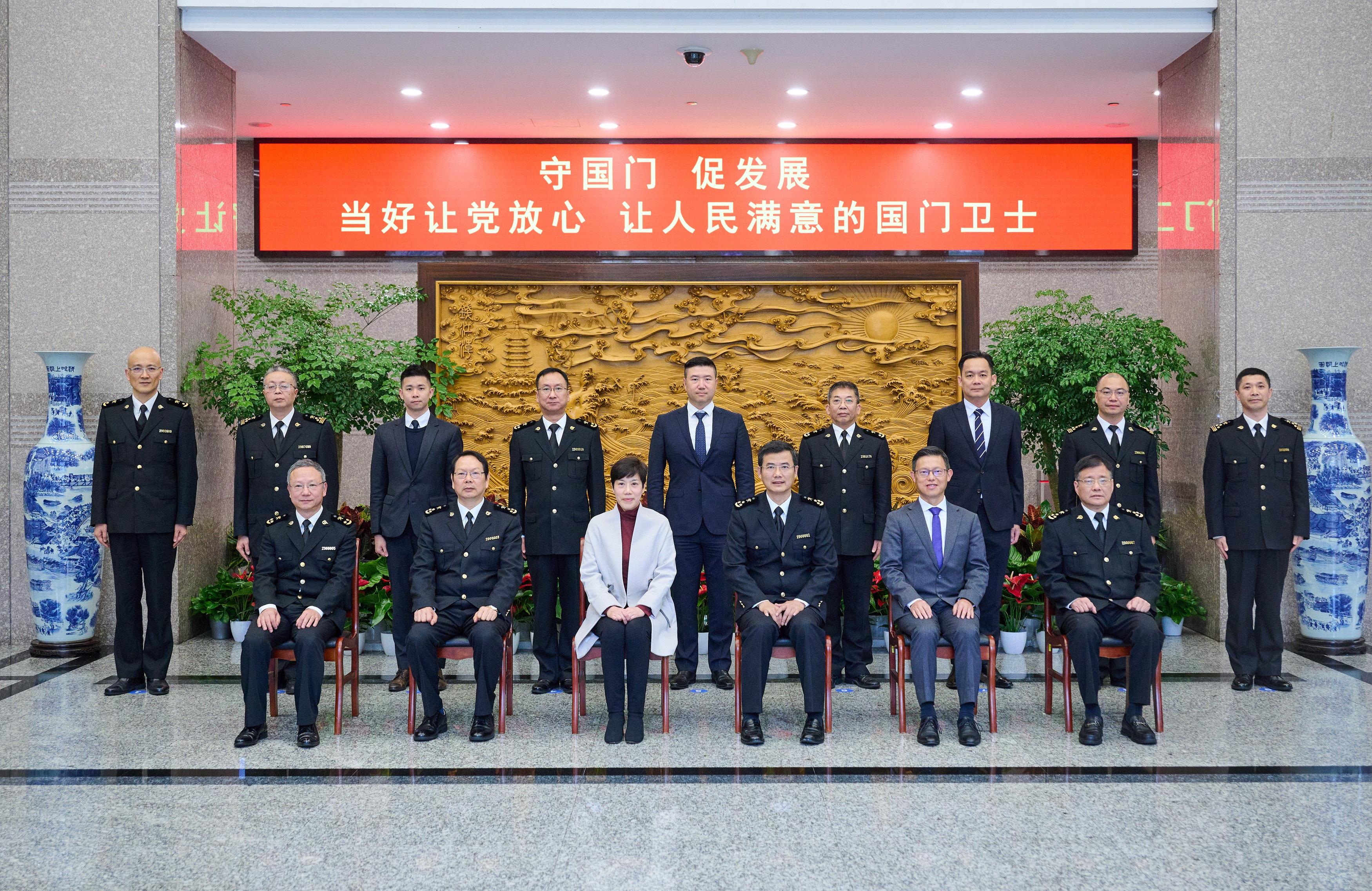The Commissioner of Customs and Excise, Ms Louise Ho, met with the Director General in the Hangzhou Customs District, Mr Wang Wei, on December 10. Photo shows Ms Ho (front row, third left); Mr Wang (front row, third right); the Assistant Commissioner (Excise and Strategic Support), Mr Rudy Hui (front row, second right); members of the Hong Kong Customs delegation and officers of the Hangzhou Customs District.
