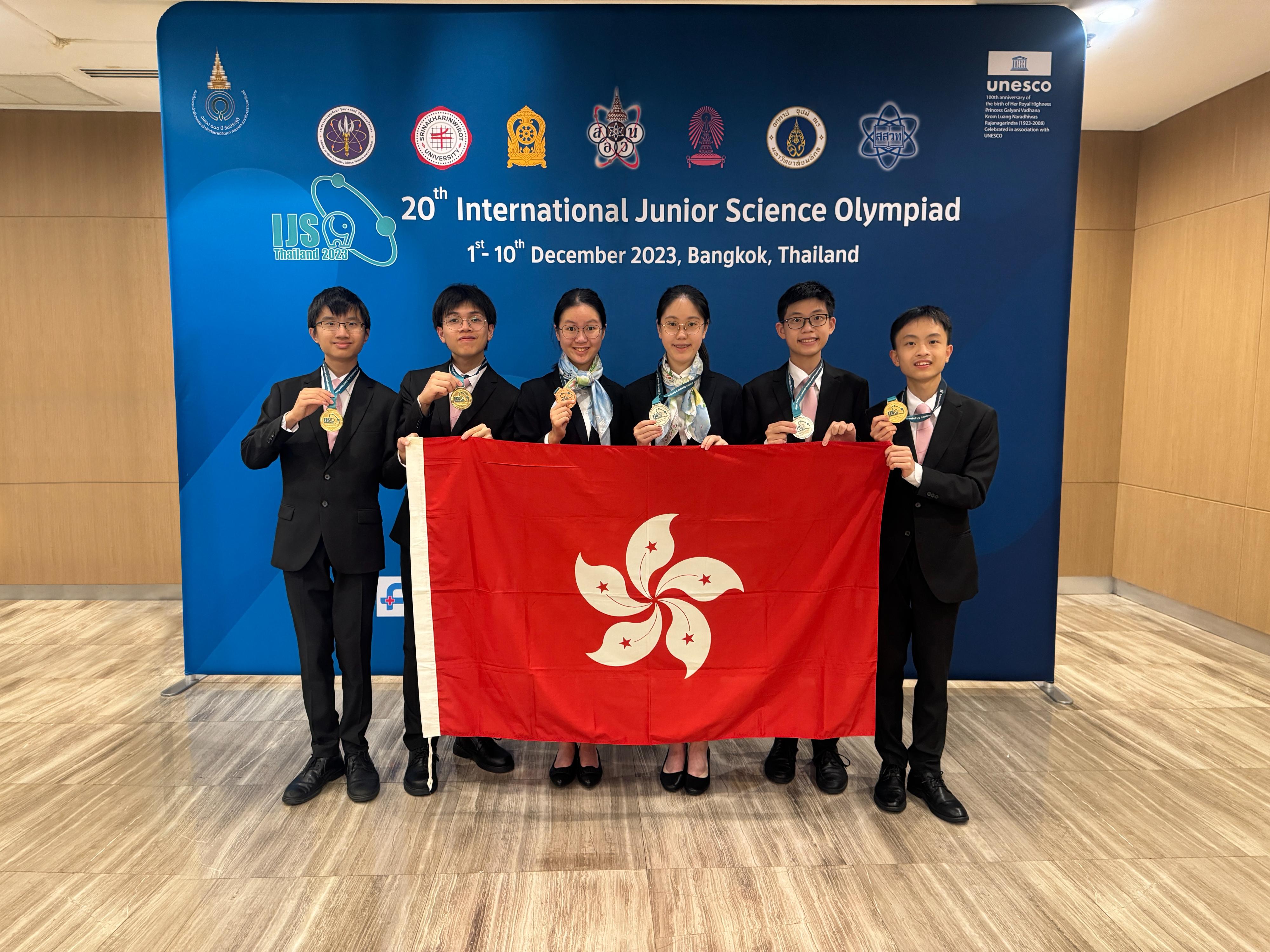 六名学生代表香港参加十二月一至十日在泰国举行的第20届「国际初中科学奥林匹克」，表现卓越。他们是（左起）江曜宏、黎日朗、辛信晞、李欣霖、曾启宏和宋子傲。

