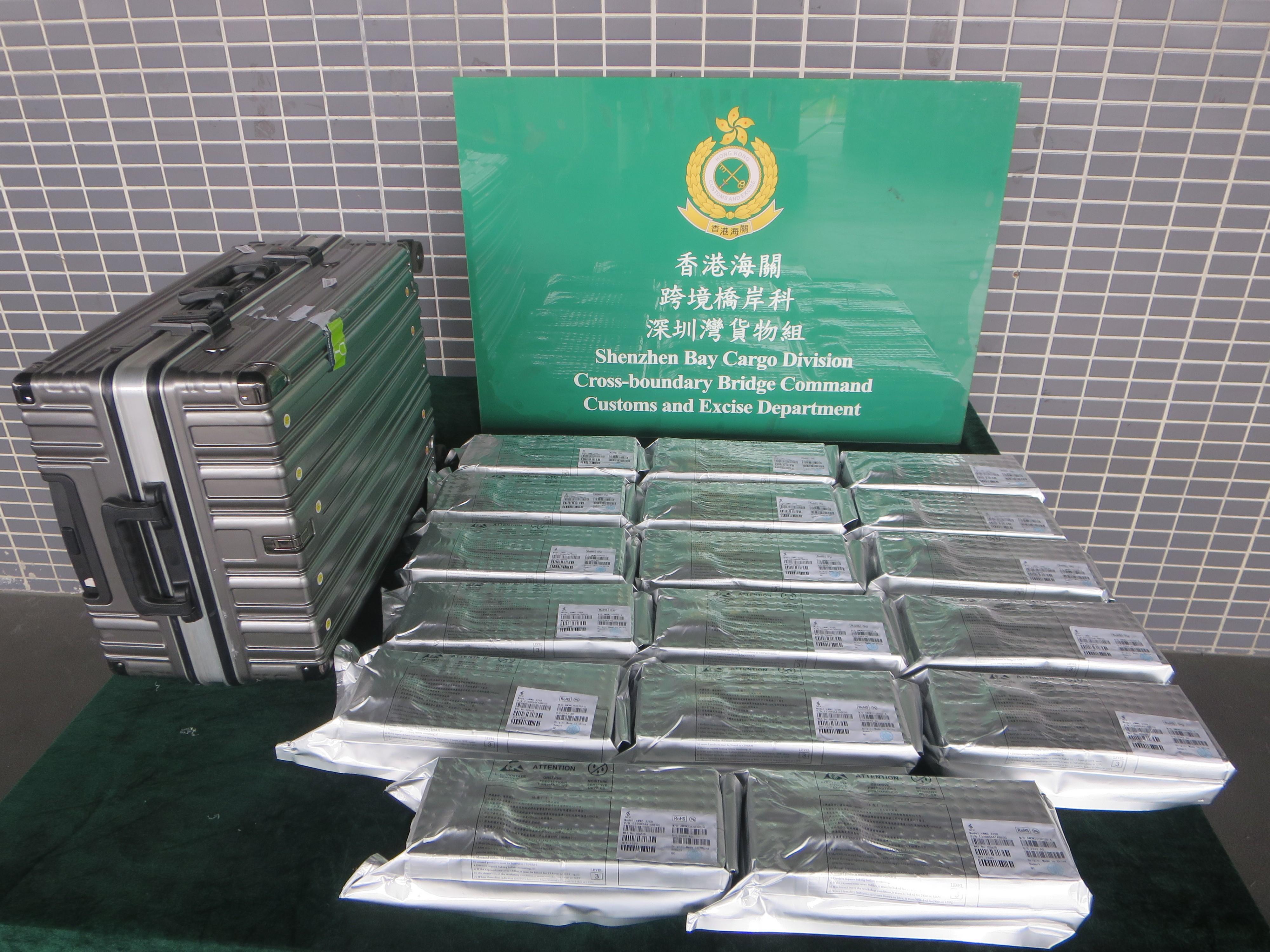 Hong Kong Customs yesterday (December 13) detected a suspected smuggling case involving a cross-boundary private car and seized 25,840 suspected smuggled computer RAM units with a total estimated market value of about $3.87 million.  Photo shows the suspected smuggled computer RAM units seized.