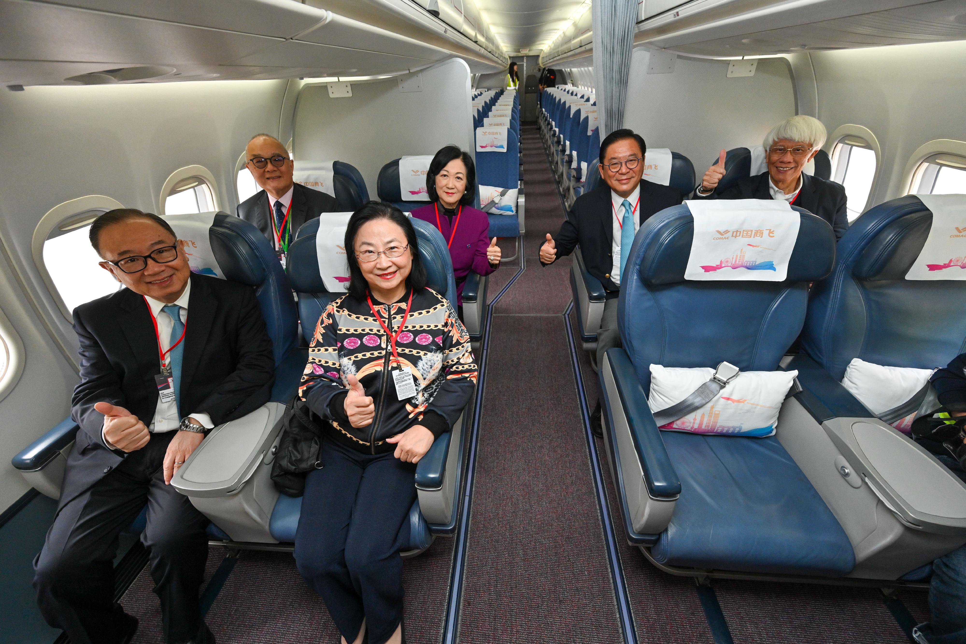 Non-official Members of the Executive Council (ExCo Non-official Members) today (December 14) visited the home-developed aircraft C919 and ARJ21. Photo shows the ExCo Non-official Members on aircraft ARJ21.