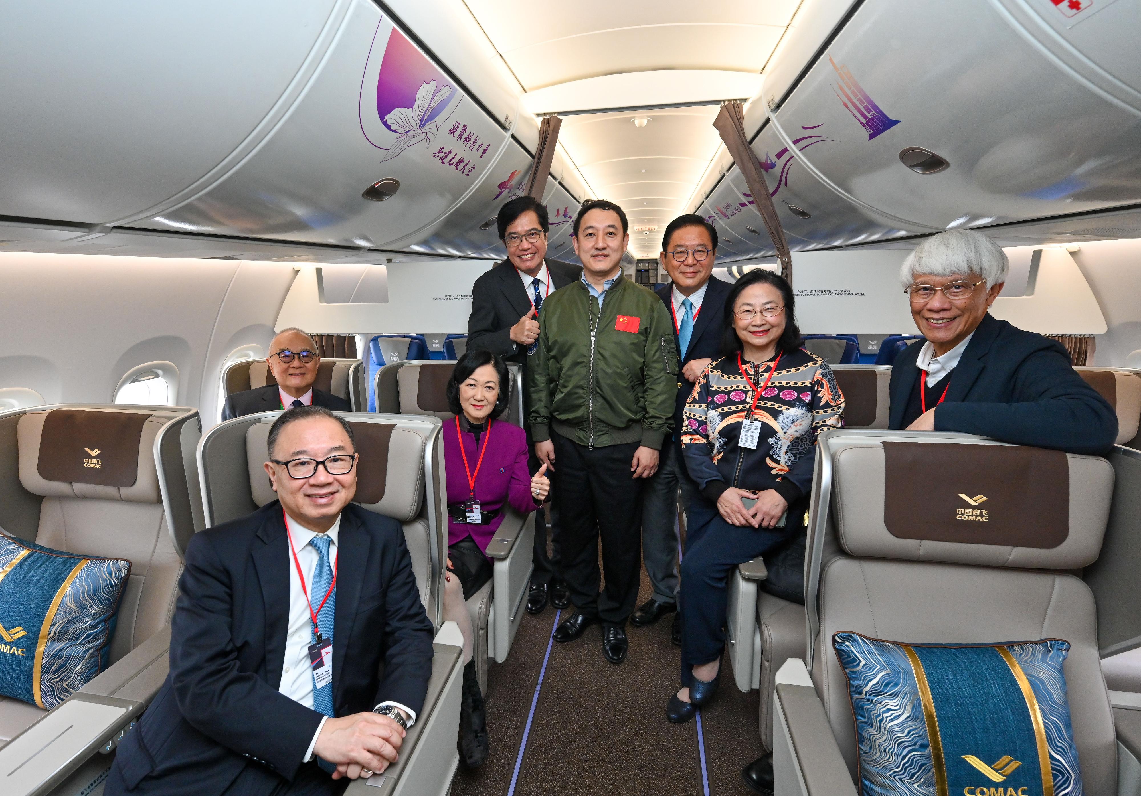 Non-official Members of the Executive Council (ExCo Non-official Members) today (December 14) visited the home-developed aircraft C919 and ARJ21. Photo shows the ExCo Non-official Members with the Deputy Financial Secretary, Mr Michael Wong (back row, left), and the Chief Flight Operation Pilot of Commercial Aircraft Corporation of China, Ltd, Captain Tong Yu (back row, centre), in the business class cabin of aircraft C919.