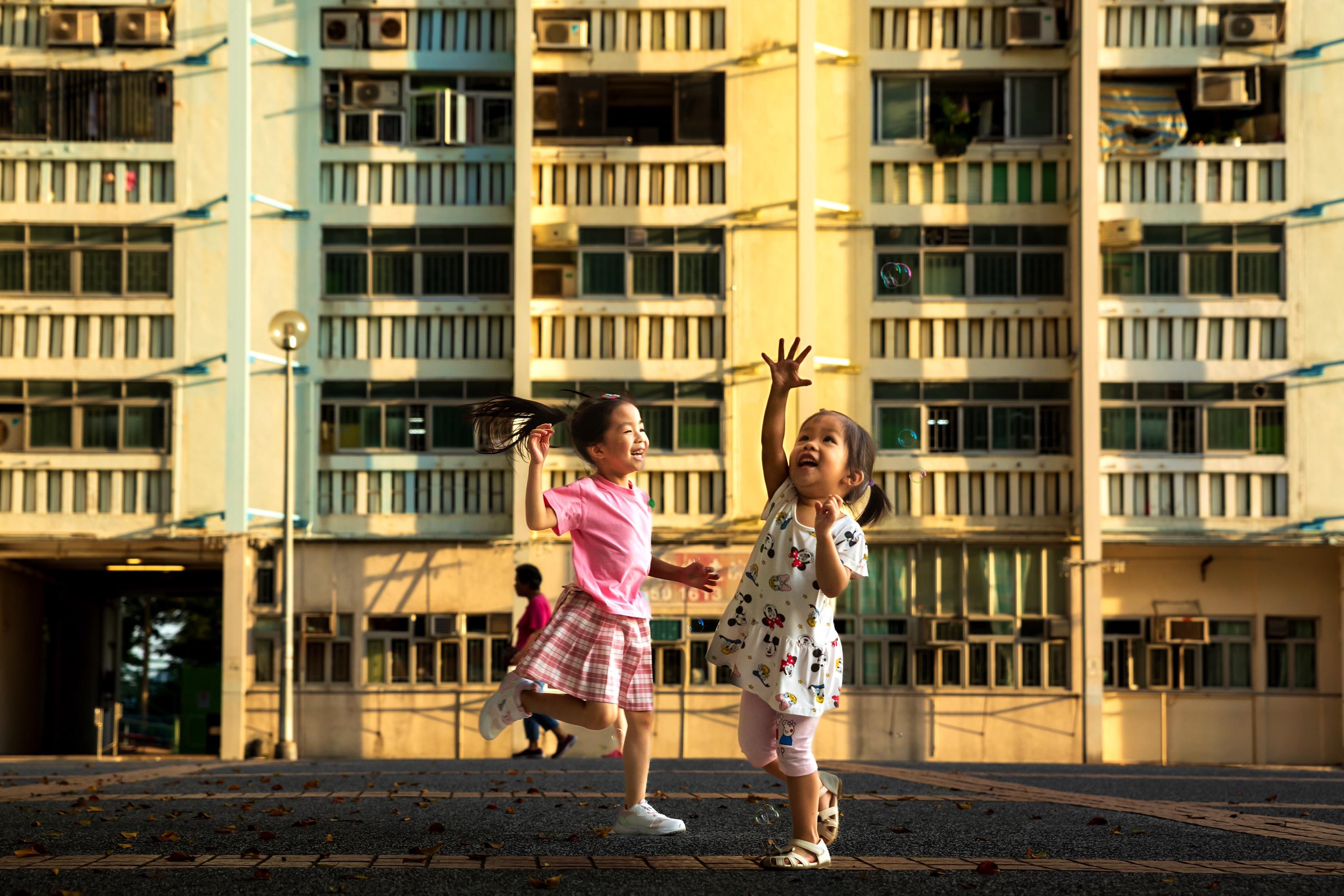 The winning entries of the Hong Kong Housing Authority's 50th Anniversary Photo Contest are on display at the atrium of Domain shopping mall in Yau Tong from today (December 14) until January 19, 2024. Photo shows the champion photo "Joyful Childhood" of the "Open Group" category.