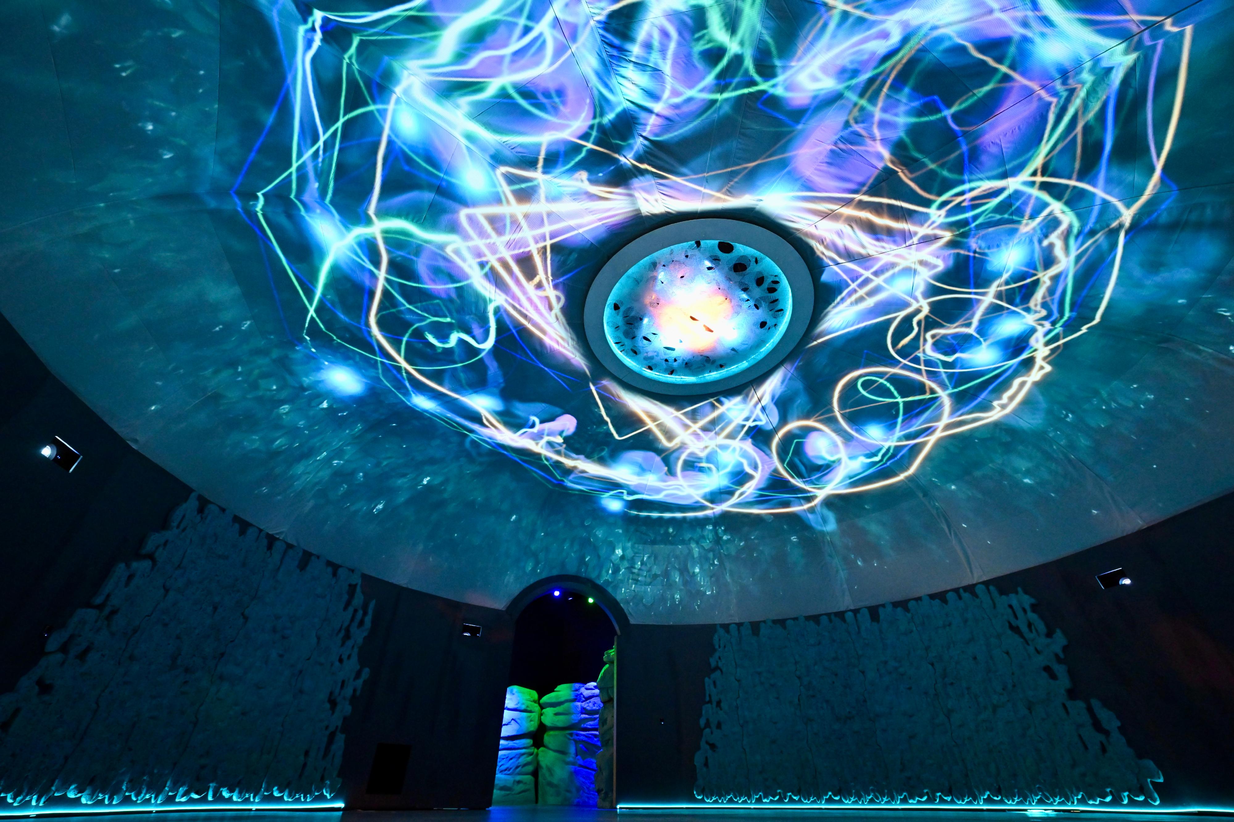 香港科学馆明日（十二月十五日）推出新专题展览「科幻旅航」。参观者可以透过互动装置，模拟与一颗有感知力星球上的生物进行交流。