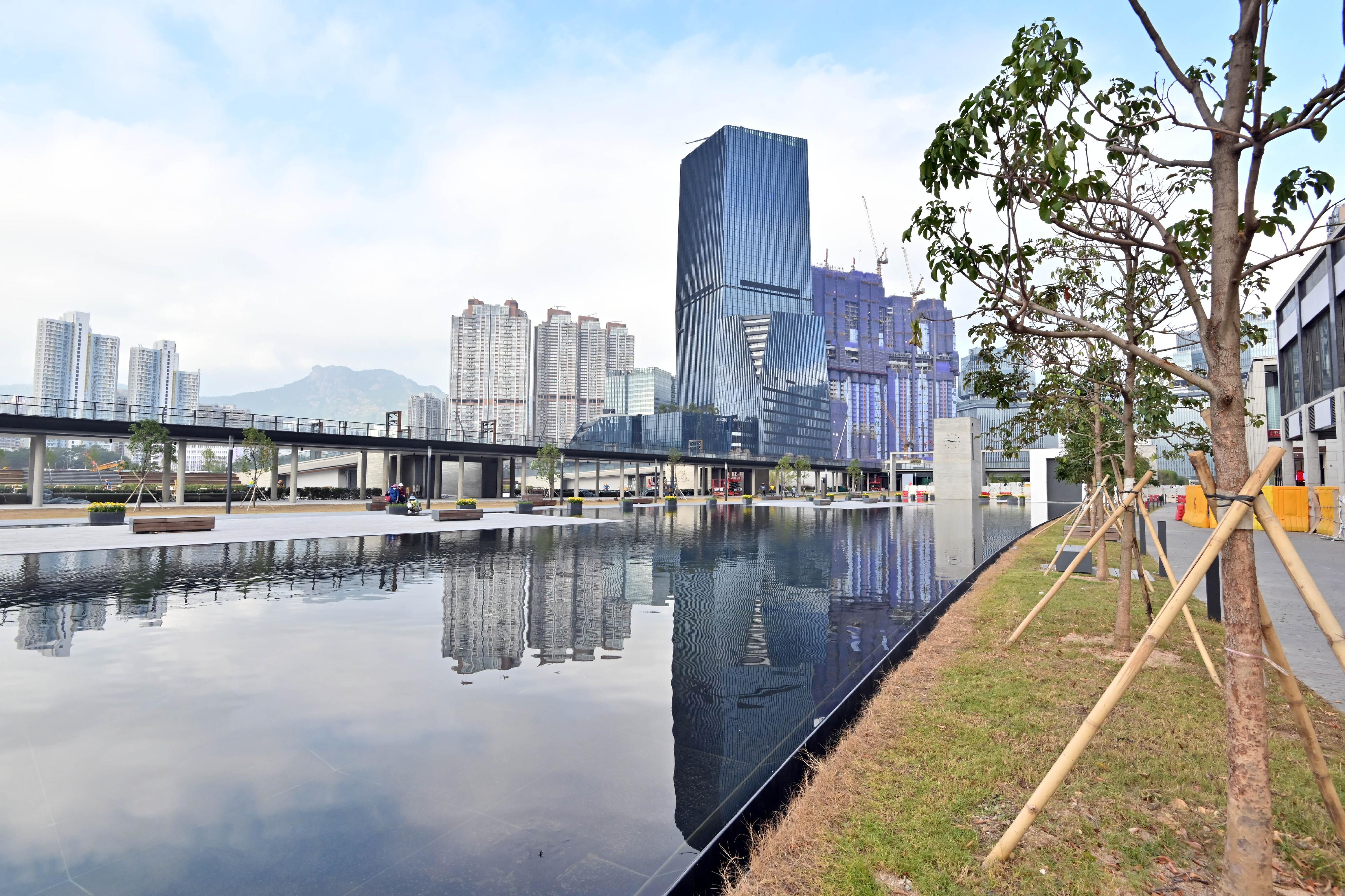 The newly built Phase II of Kai Tak Station Square in Kowloon City District is now open for public use. Located at the heart of Kai Tak town centre, it provides a quality open plaza with spacious lawn and water features. Photo shows the water features.

