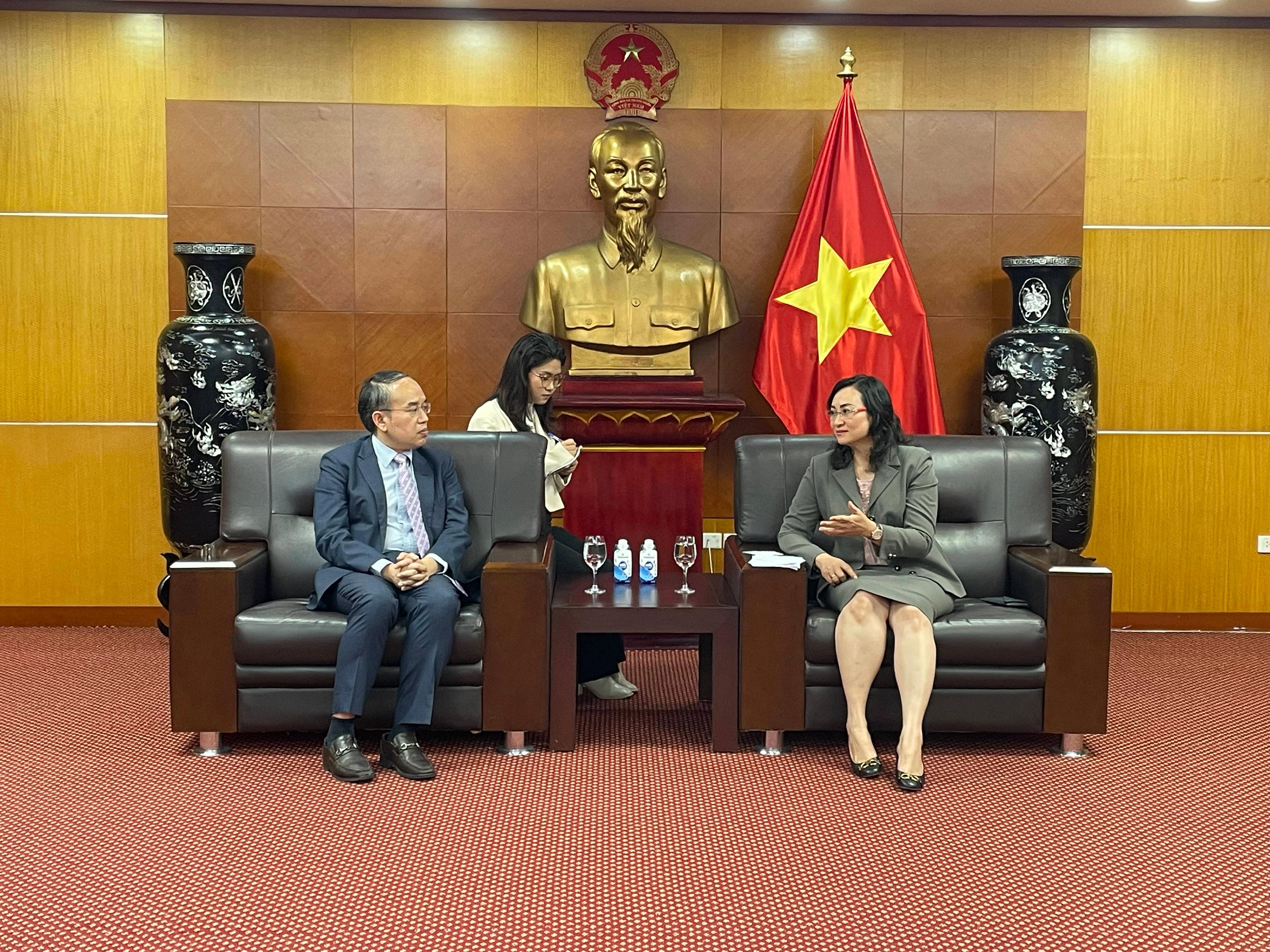 財經事務及庫務局局長許正宇今日（十二月十四日）繼續越南的訪問行程。圖示許正宇（左）在河內與越南工貿部副部長Phan Thi Thang（右）會面。


