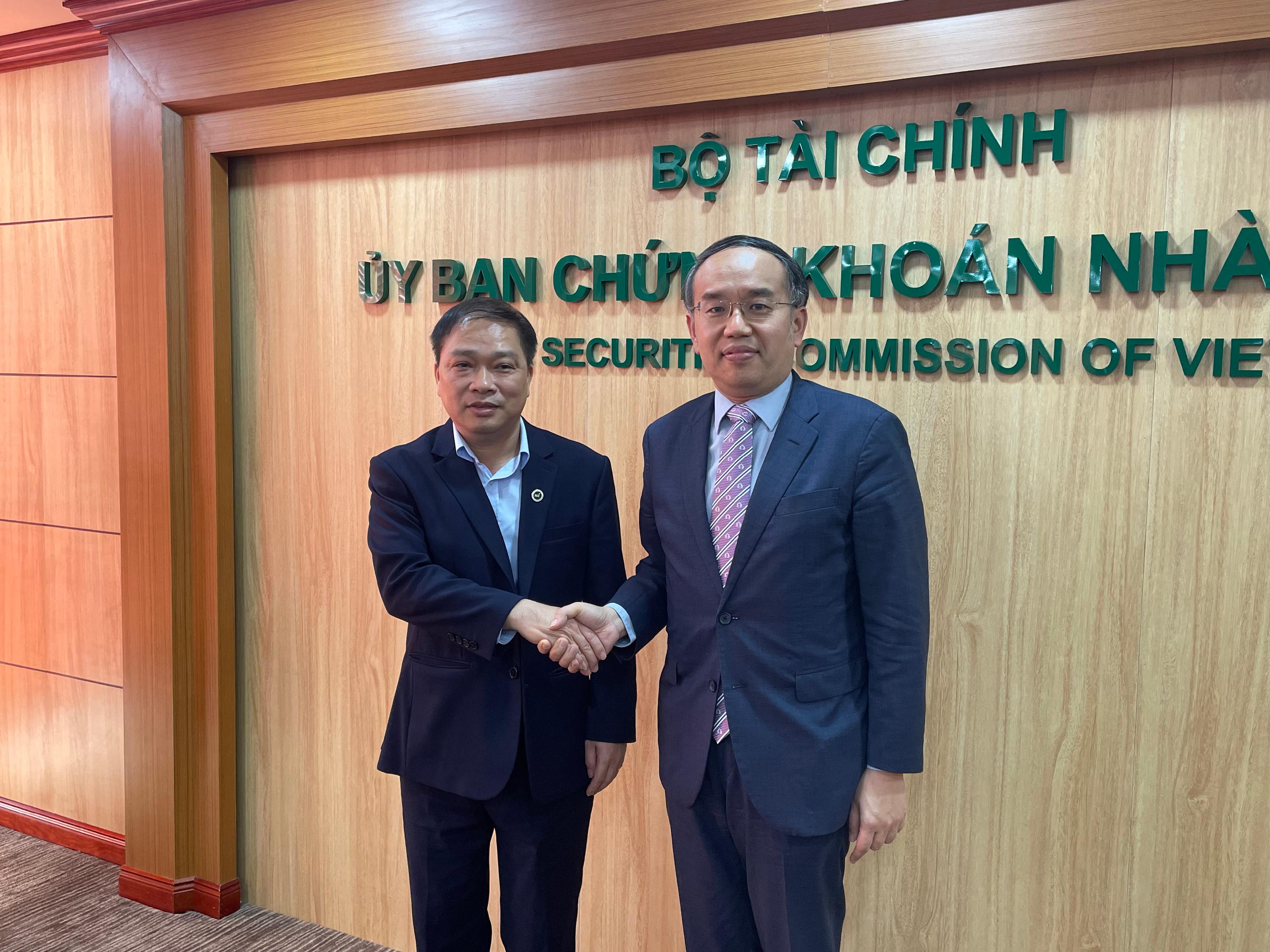 The Secretary for Financial Services and the Treasury, Mr Christopher Hui, today (December 14) continued his visit to Vietnam. Photo shows Mr Hui (right) meeting with the Vice Chairman of the State Securities Commission of Vietnam, Mr Luong Hai Sinh (left), in Hanoi. 

