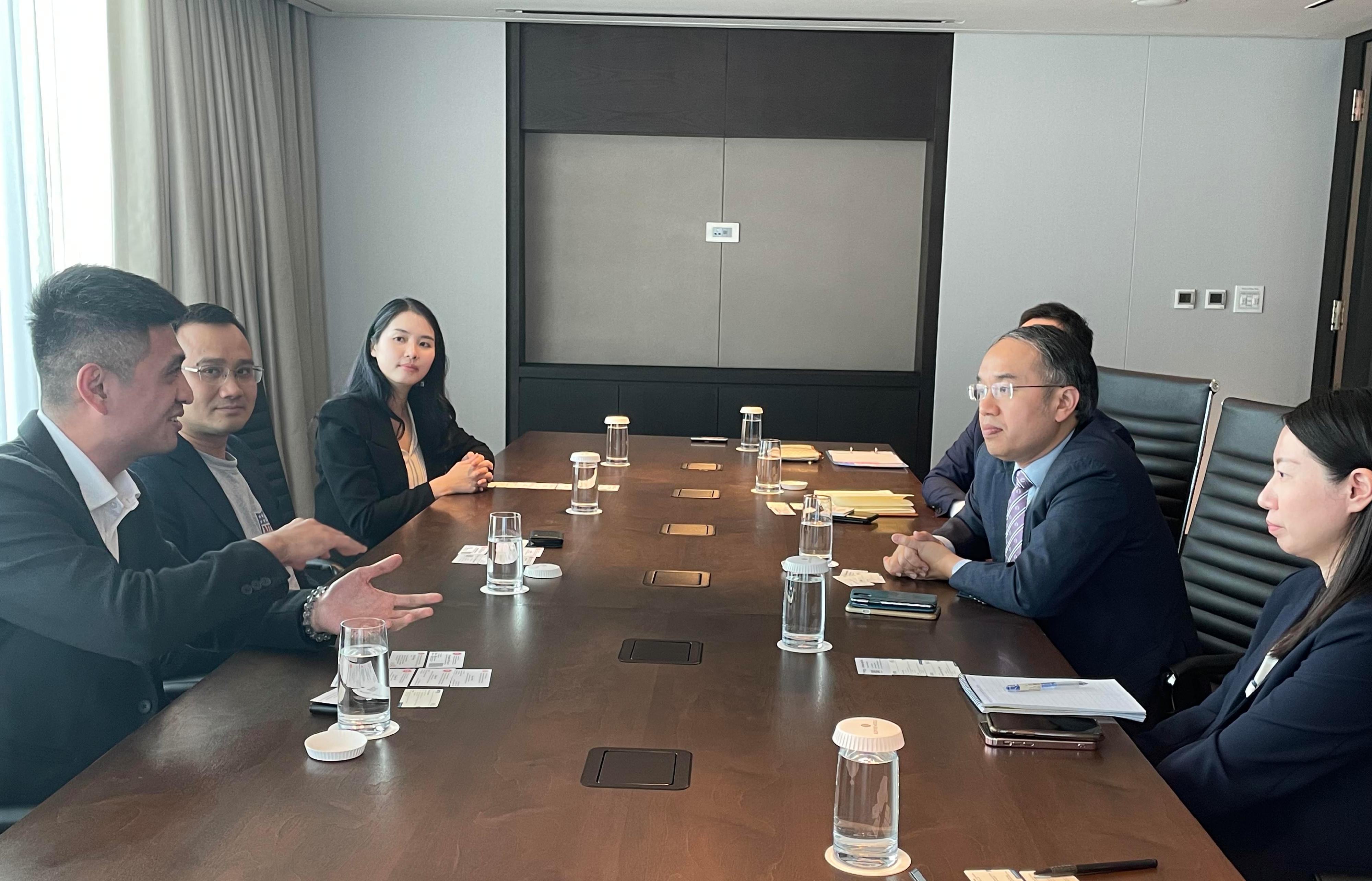 The Secretary for Financial Services and the Treasury, Mr Christopher Hui, today (December 14) continued his visit to Vietnam. Photo shows Mr Hui (second right) meeting with chief executive officers of several multinational Vietnam IT companies in Hanoi.  
