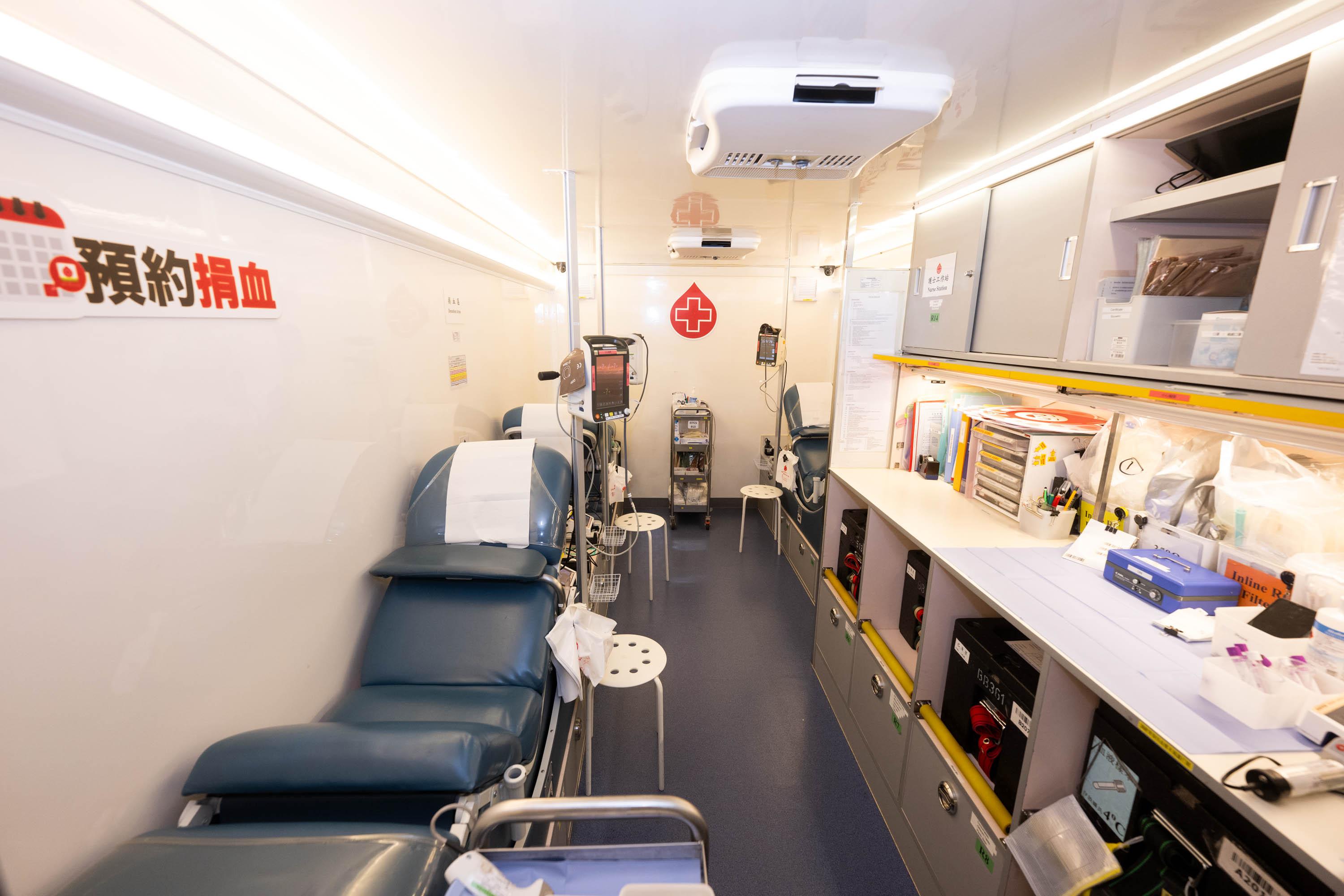 立法会捐血日一连两天（十二月十三及十四日）在立法会综合大楼顺利举行。图示为香港红十字会输血服务中心派出流动捐血车到立法会综合大楼，提供捐血服务。