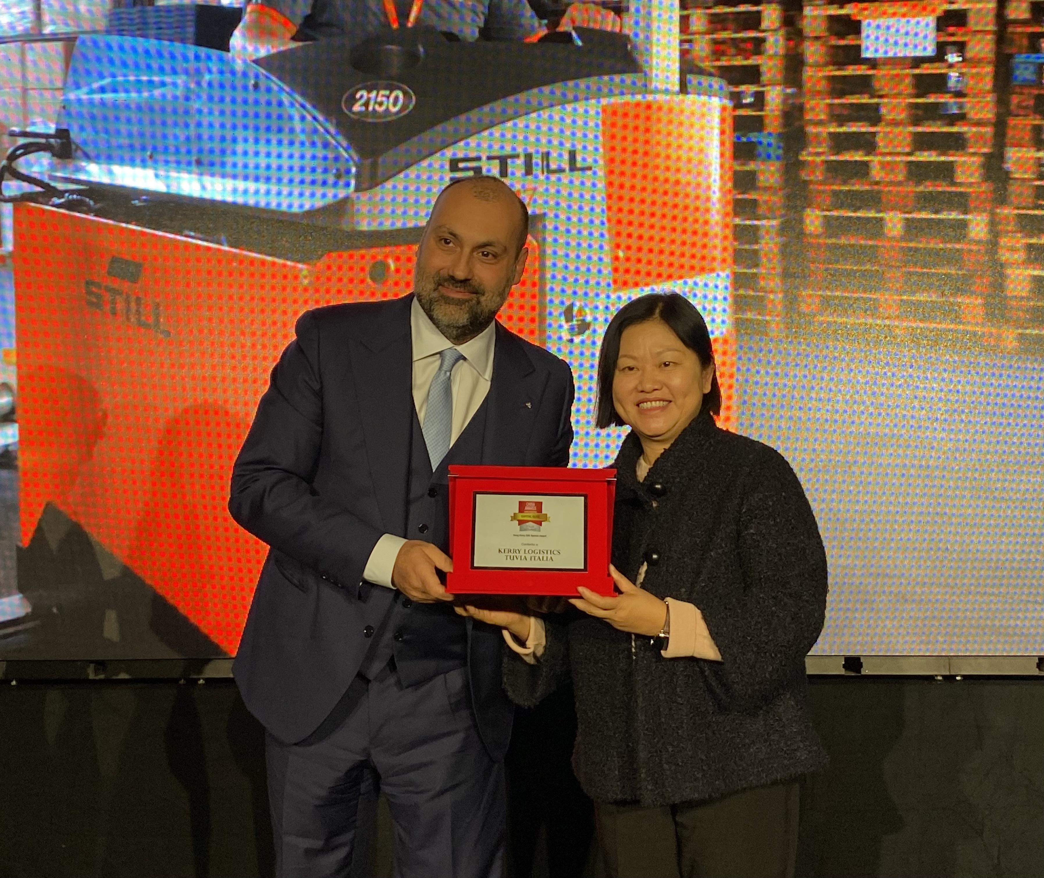 The Special Representative for Hong Kong Economic and Trade Affairs to the European Union, Ms Shirley Yung, presented the Special Hong Kong Award to Director - Chief Logistics Officer, Kerry Logistics - Tuvia Italia, Mr Stefano Poliani at the 18th China Awards in Milan, Italy on December 13 (Milan time).