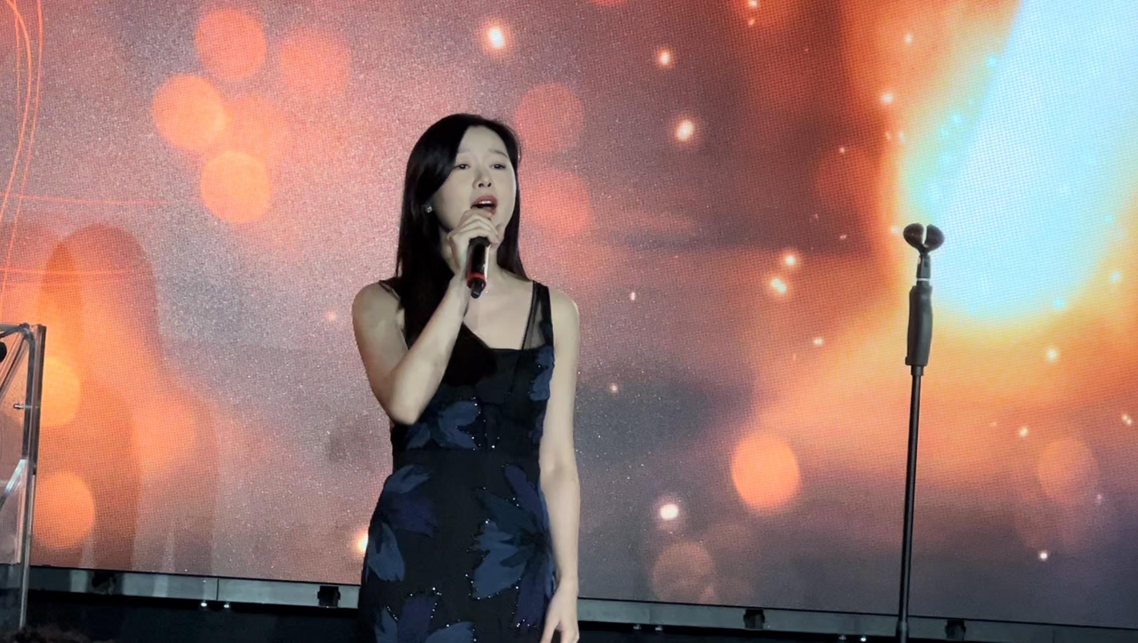 来自香港的获奖女高音刘卓昕十二月十三日（米兰时间）在意大利米兰举办的第十八届中国奖颁奖活动上，向在场宾客演唱糅合东西方特色的古典及现代歌曲，让宾客如痴如醉。