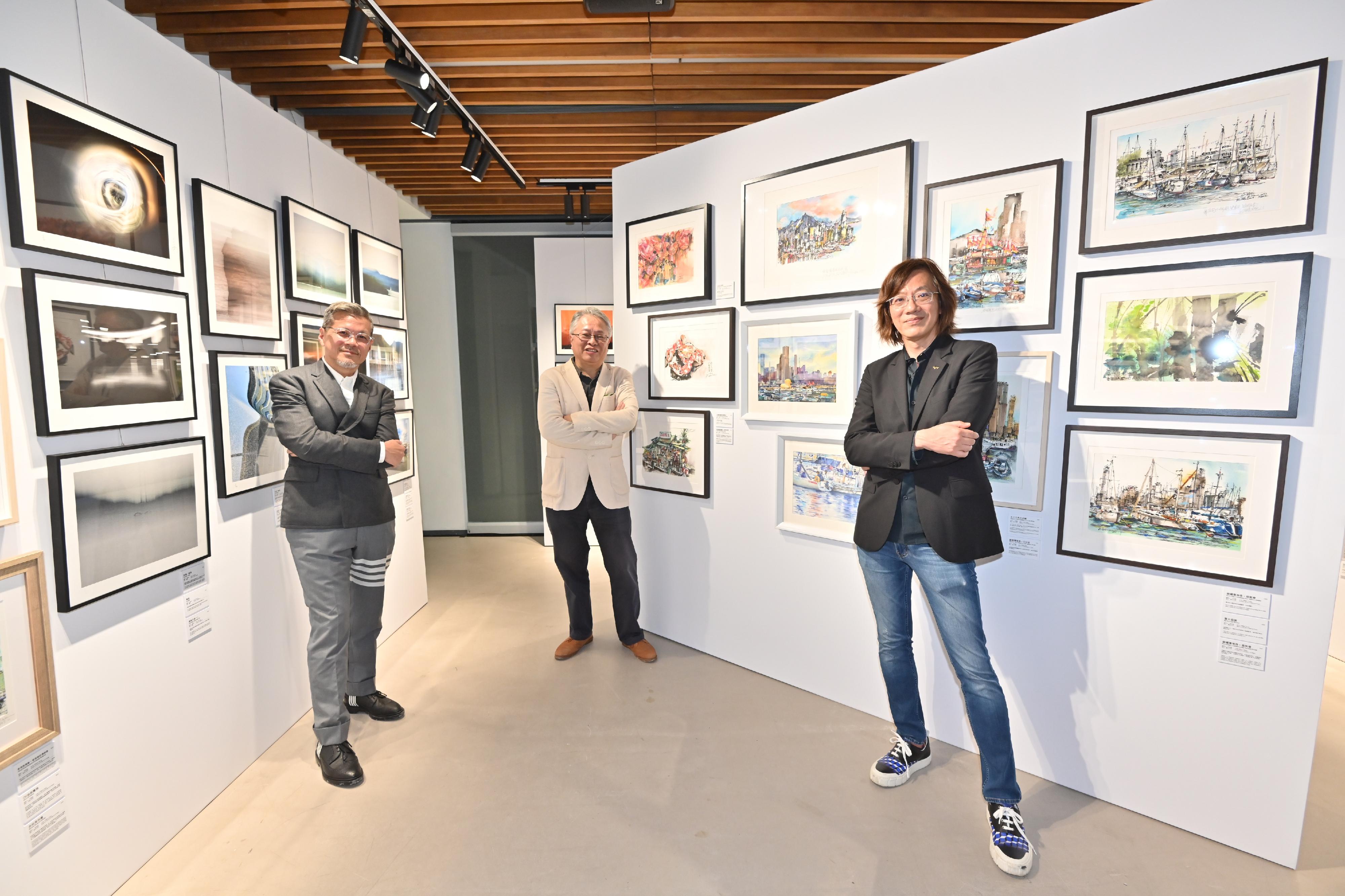 The new exhibition of the Oil Street Art Space, "Vita in Movimento", will be on display from tomorrow (December 16), which showcases nearly 100 watercolour paintings and photography works focusing on Hong Kong's natural landscape, old and new buildings, as well as snapshots of people's daily lives. Photo shows the three Hong Kong architects and artists (from left), Jeff Tung, William Tseng and Vincent Ng.